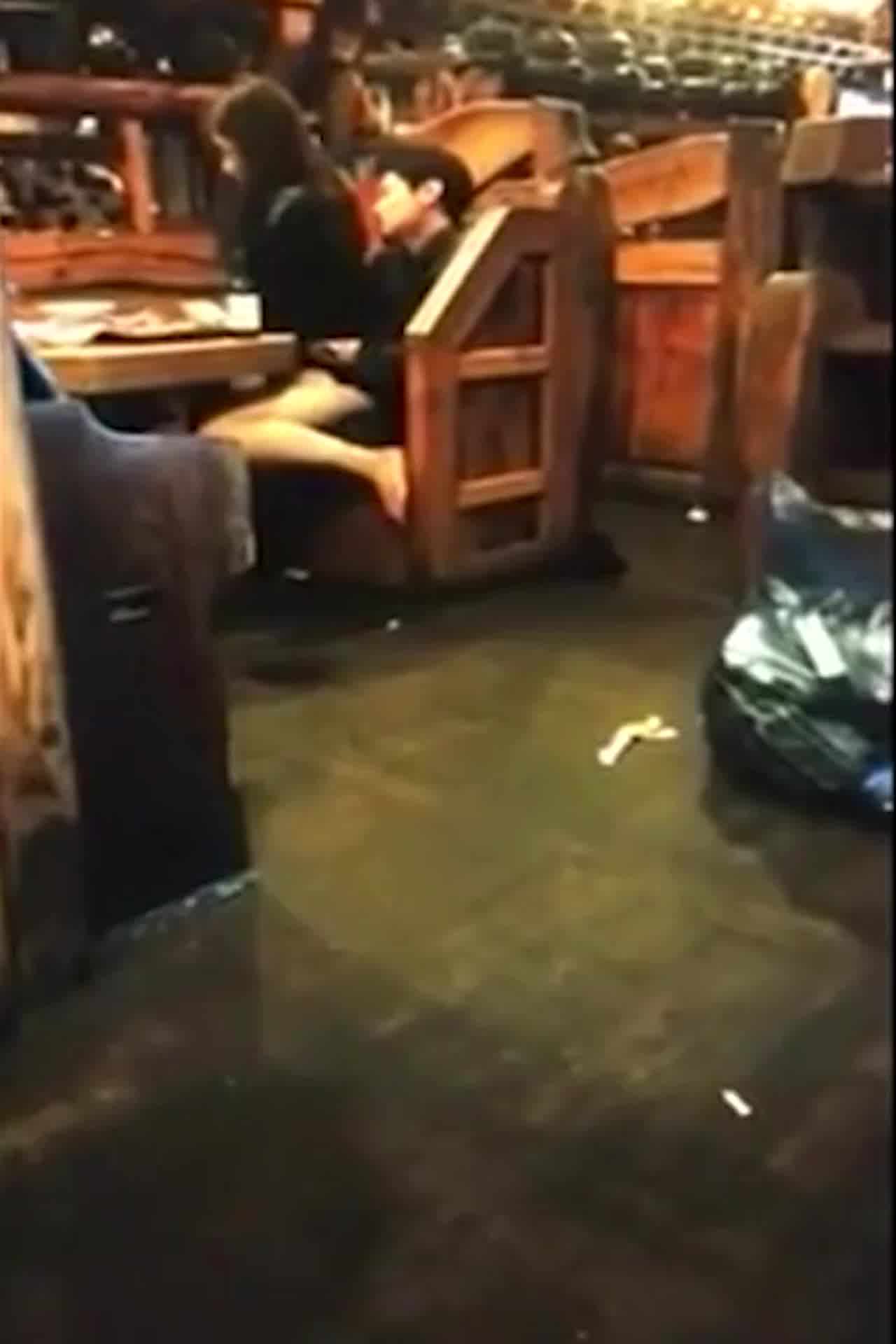  疯狂情侣在餐酒馆餐厅表演骑马 骚浪的模样完全被录下来 的剧照10