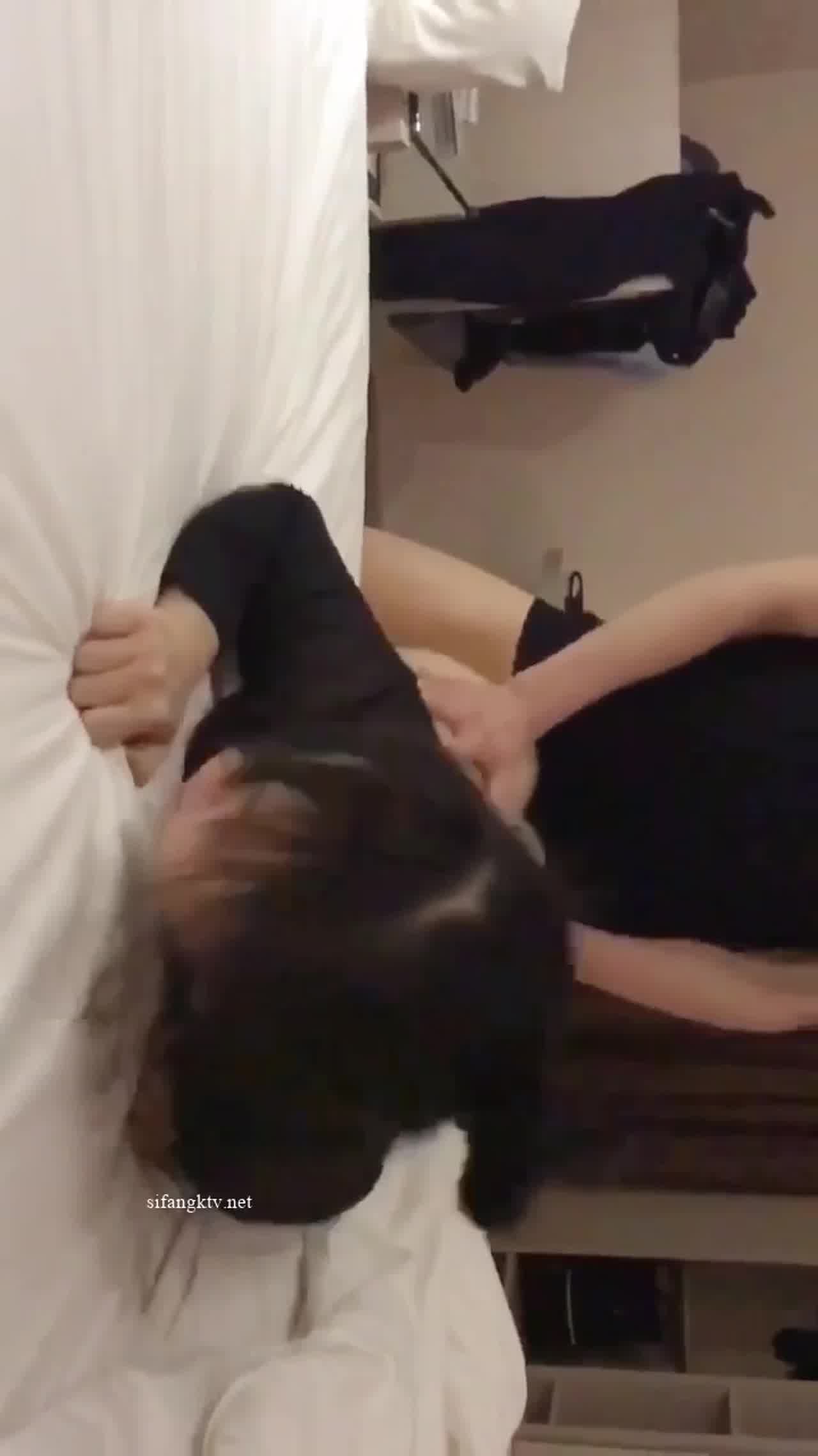  全程高能做爱，这巨乳骚货颠到狂抖！这高潮是几次啊！双飞享受 的剧照3