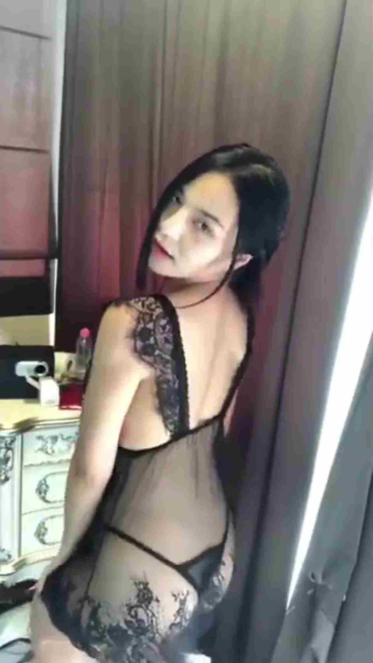  极品小姐姐蕾丝洋装诱惑 的剧照7