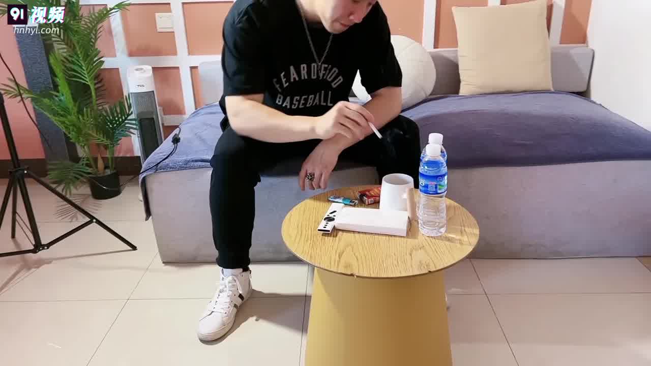  原创完整版 樱桃 短发性感Ol的肉体偿还 的剧照8