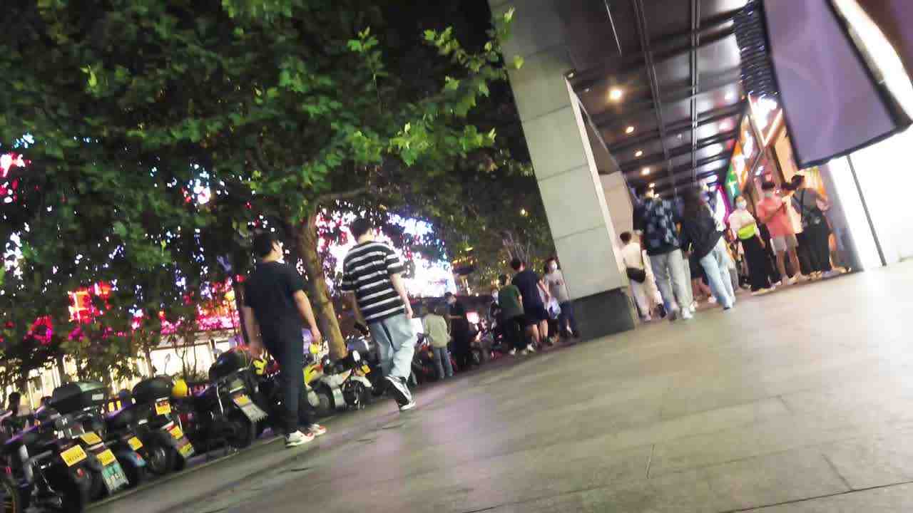  气质美女齐逼短裙蜂腰翘臀丁字裤 的剧照4