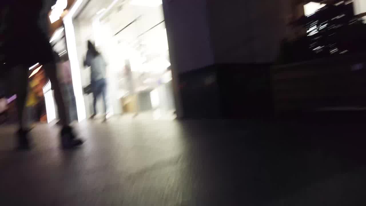  气质美女齐逼短裙蜂腰翘臀丁字裤 的剧照8