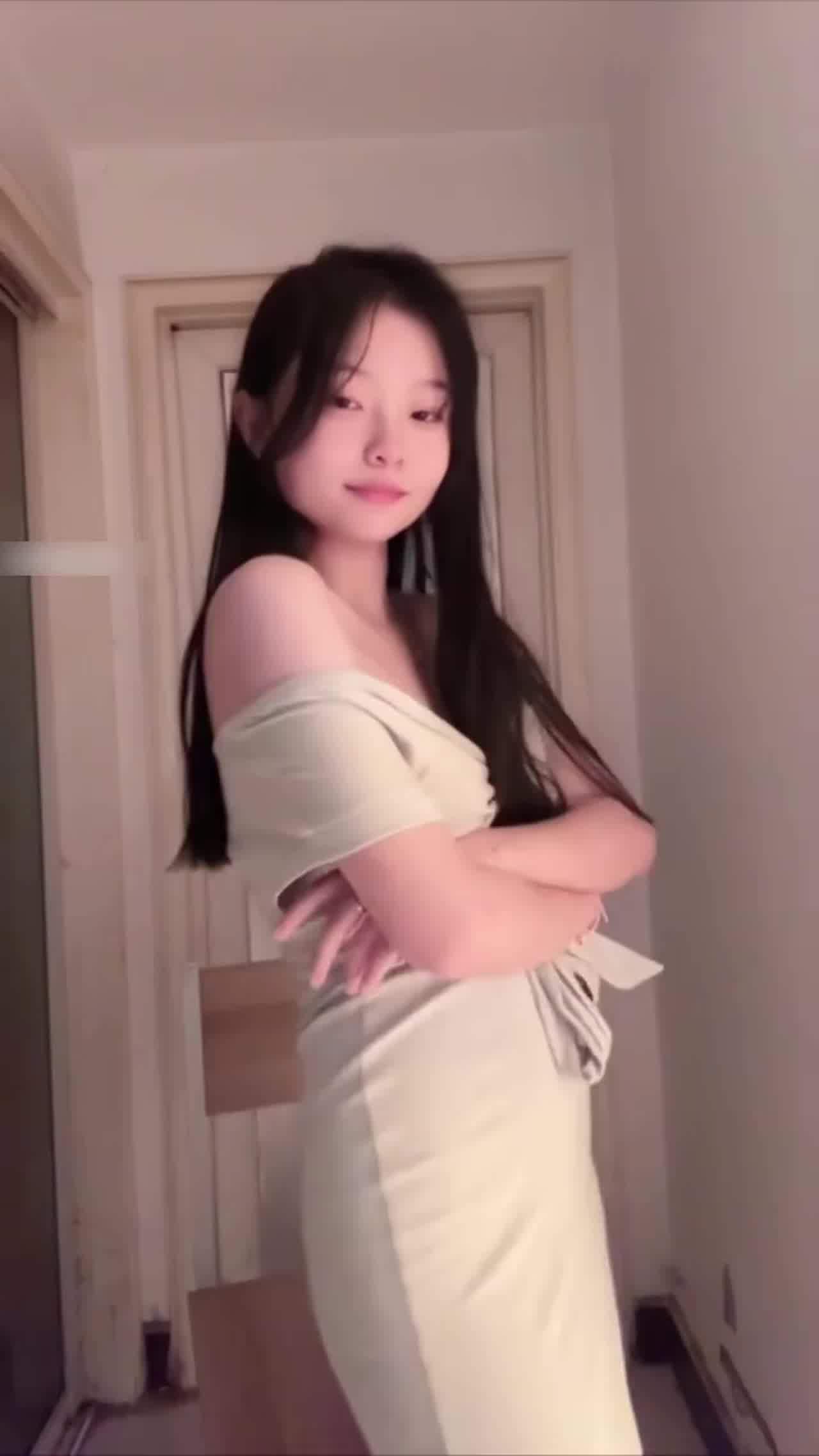  【纯欲反差天花板！扣完逼还舔手上淫水】这行为举止真的太骚了，还是个巨乳，跳舞还那么好，完美女人 的剧照9