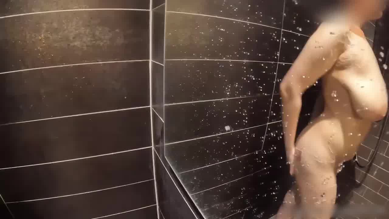  巨乳网红为你服务 双飞两个大奶子骚货 这两对奶子实在是太大了 的剧照8