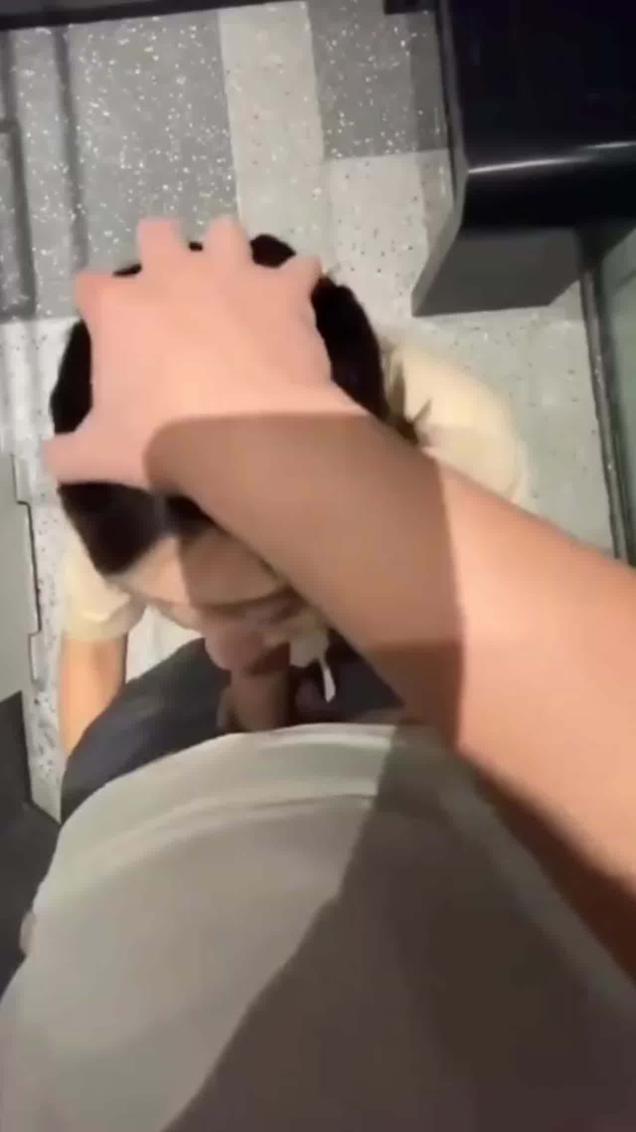  嫂子太骚了，忍不住爆操嫂子，只能对不起大哥了 的剧照9