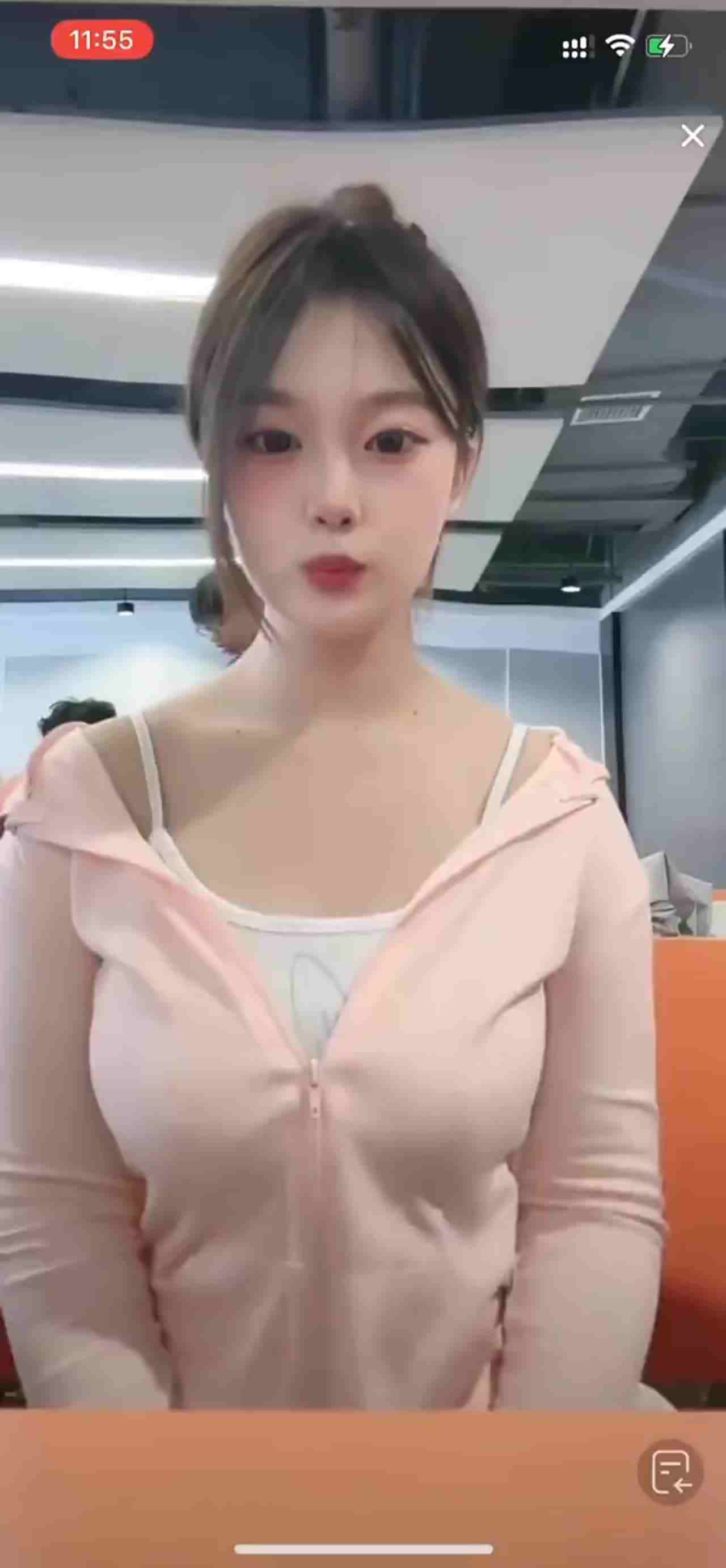  【抖音精选走光】有些是刻意为之，有些是不小心，学校课堂直播摘胸贴，还有抖音塞跳蛋直播，胆子真的太大了 的剧照8