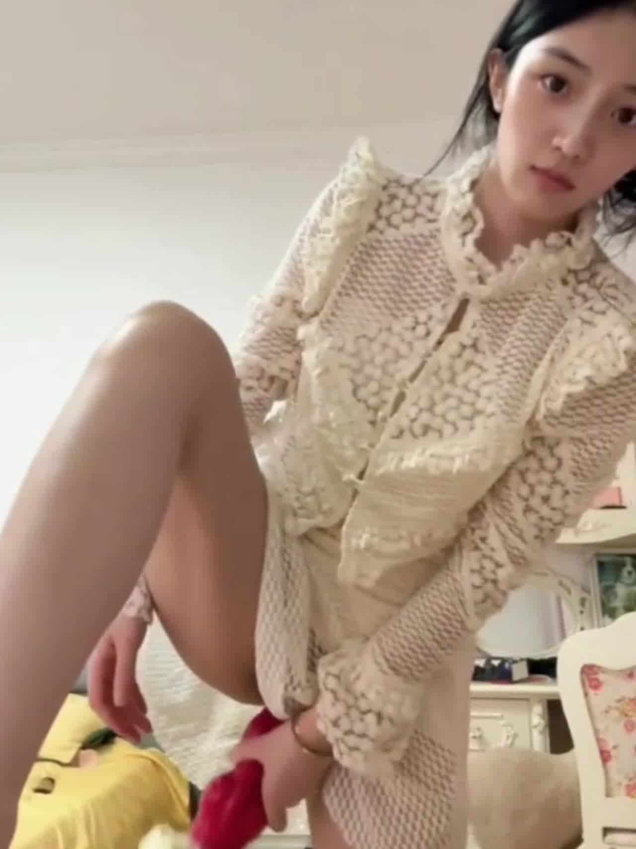  极品清纯大学生已玩到巨棒插穴才满足 的剧照4