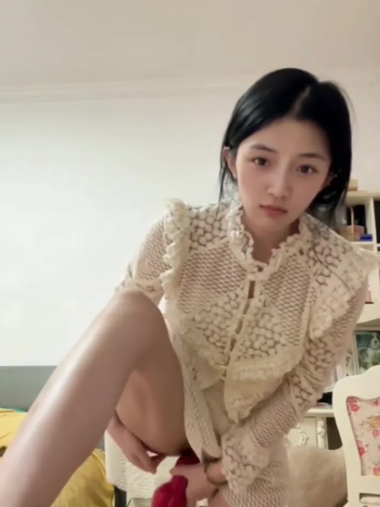  极品清纯大学生已玩到巨棒插穴才满足 的剧照6