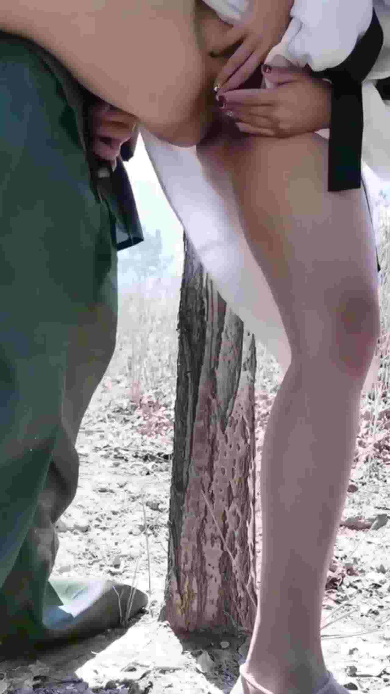  快手网红小雅户外漏出直播，路过小树 的剧照5