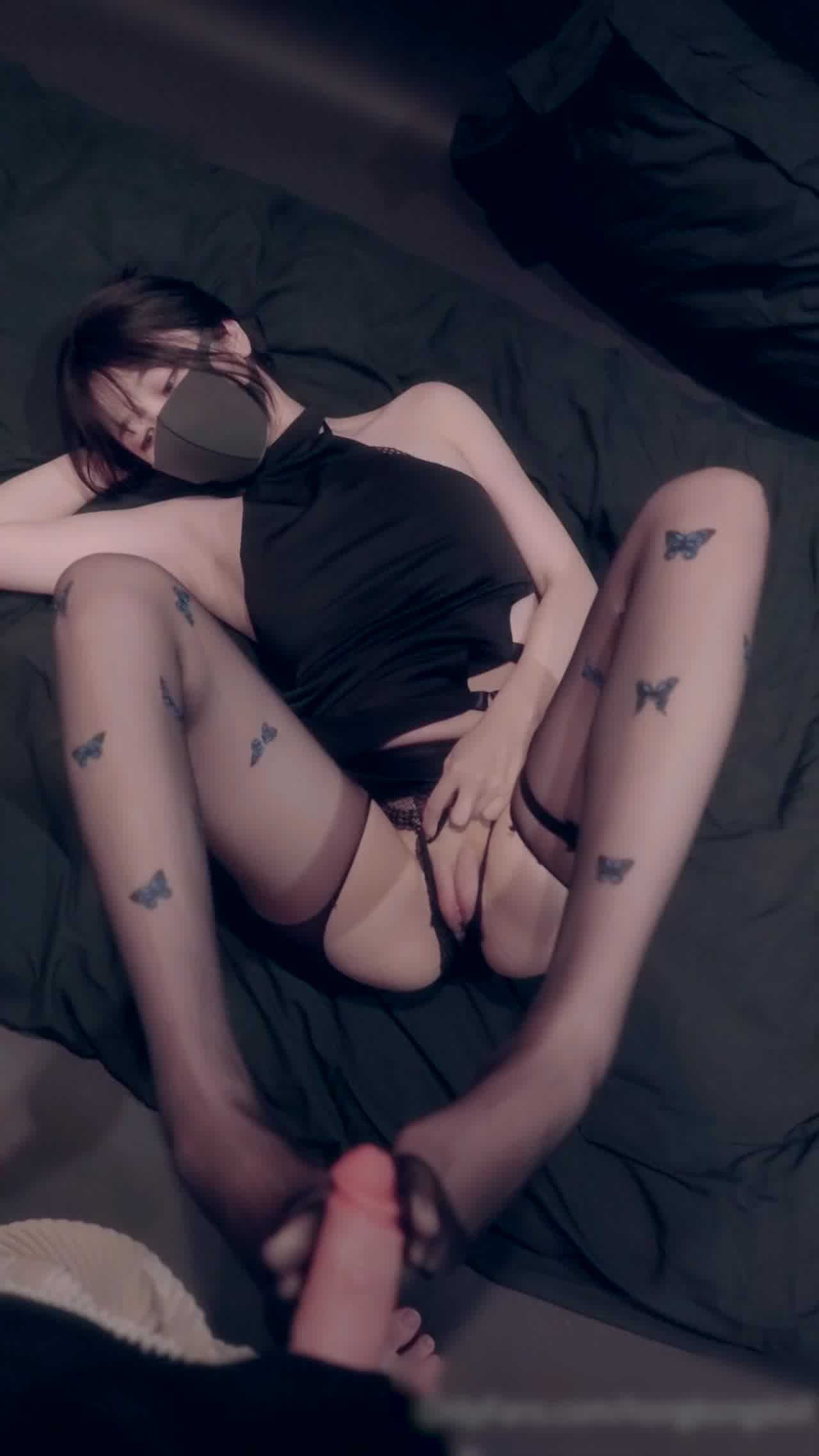  正宗黑丝诱惑 光看都硬了！ 的剧照1