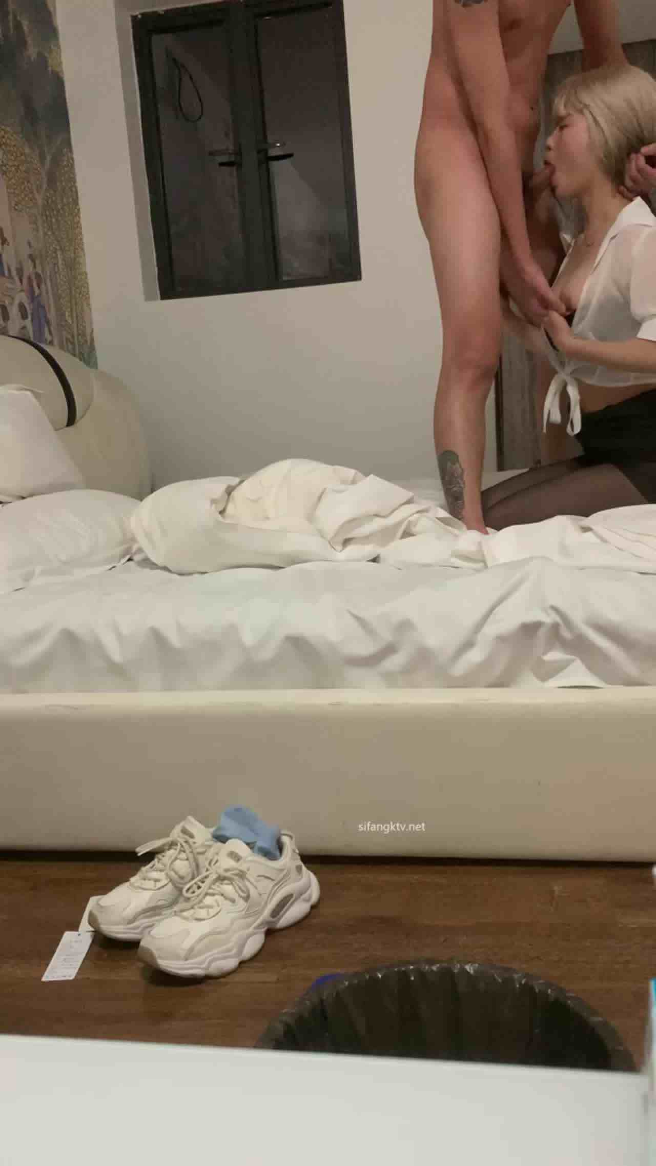  19岁黄发妹第一次约炮害羞到不敢抬起头 的剧照6