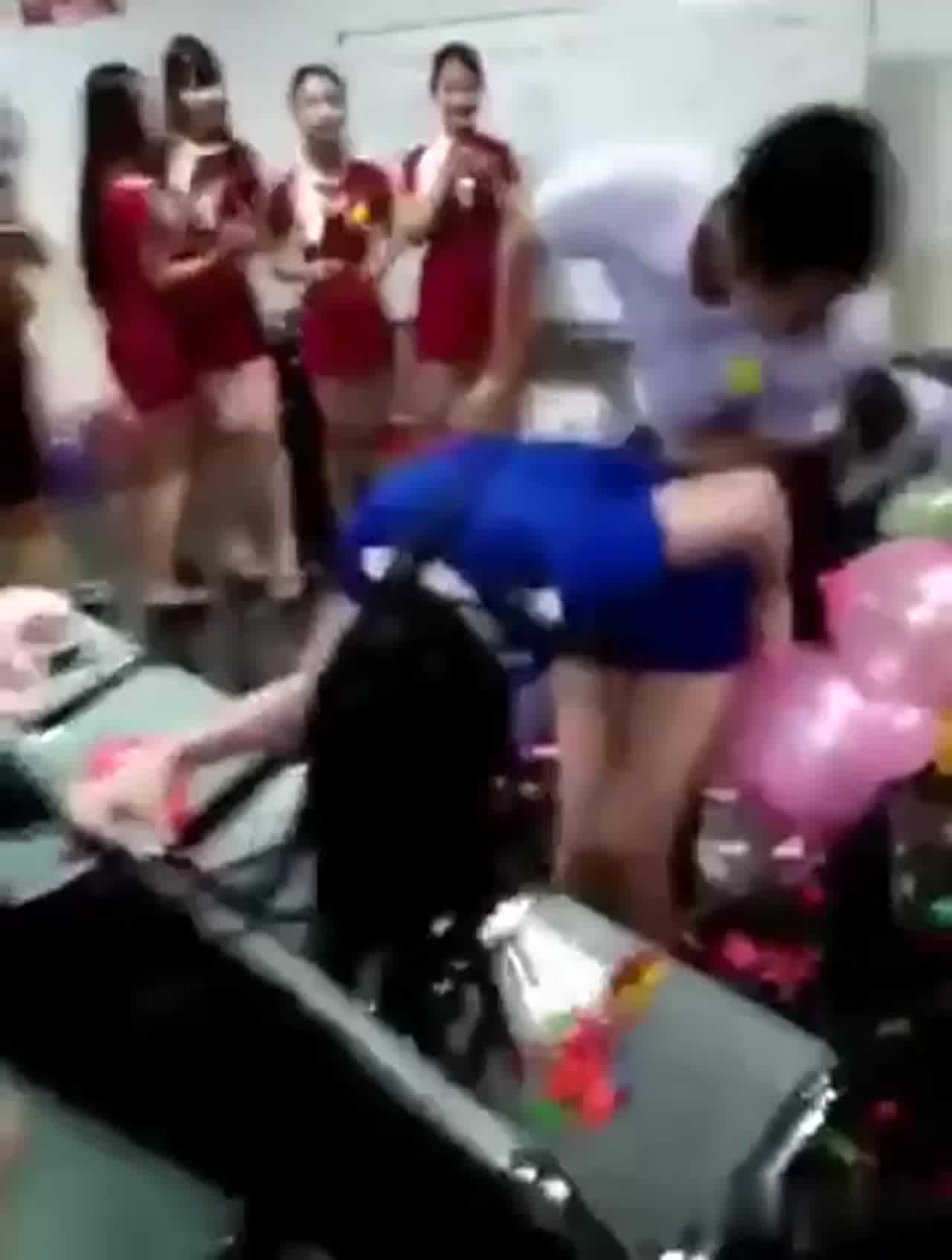  后入爆气球比赛小姐姐怕走光 的剧照5