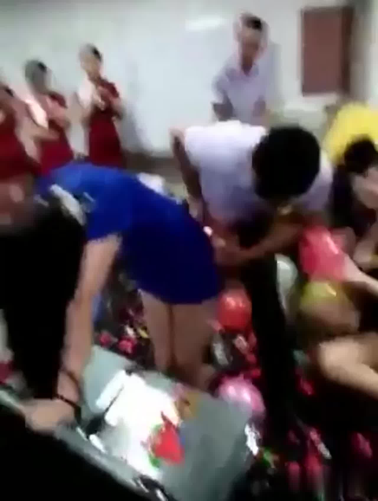  后入爆气球比赛小姐姐怕走光 的剧照9