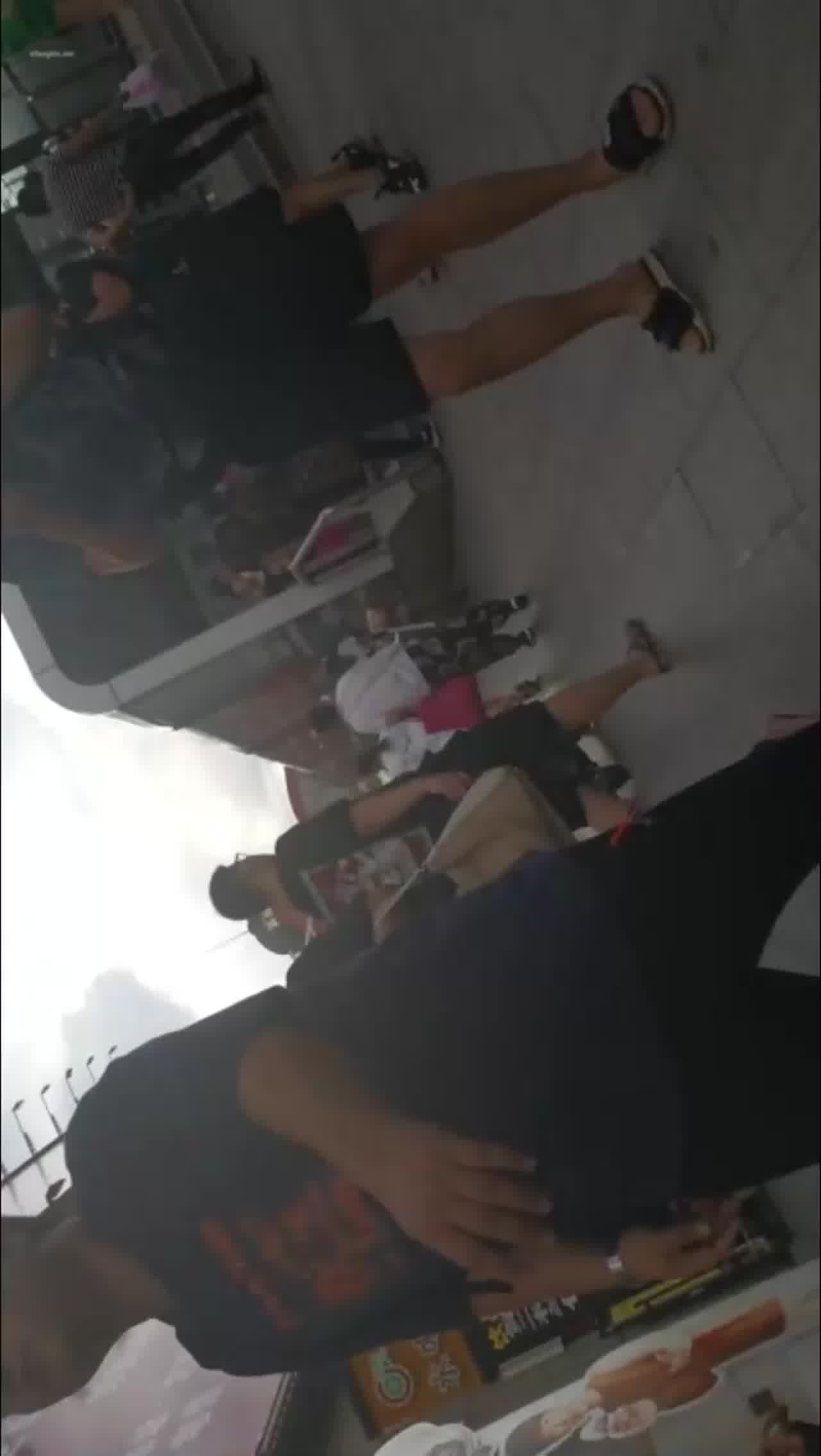  【重磅黑料】户外大神，公共场所，尾随美女，掏出鸡巴就对臀部喷射精液！翻车了：哎呀变态，曹尼玛，傻B啊 的剧照9