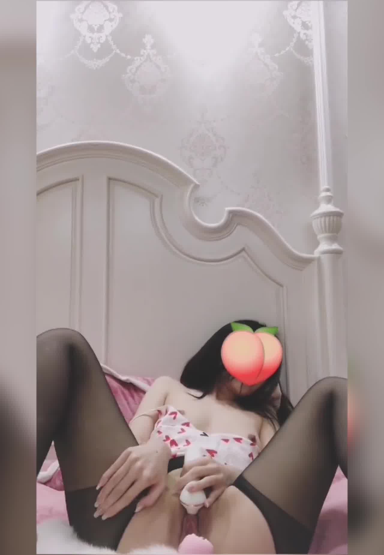  骚逼玩自己的小贱逼 的剧照10