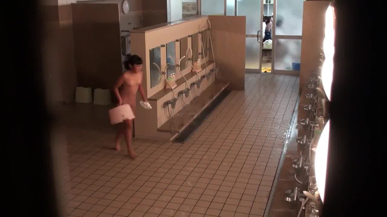  【小日子真是太变态了，学校浴室还装监控？】日本初三学生的淋浴间，浴室里面还装监控，这到底是谁想出来的 的剧照2