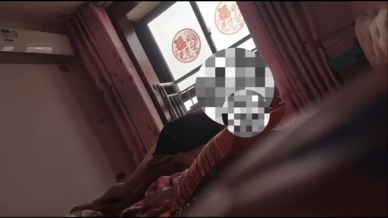  父女乱伦郑州真实强上女儿事件，突然锁门，然后强推脱衣服，女儿一直在哭不要，父亲不断pua就当吃棒棒糖 的剧照7