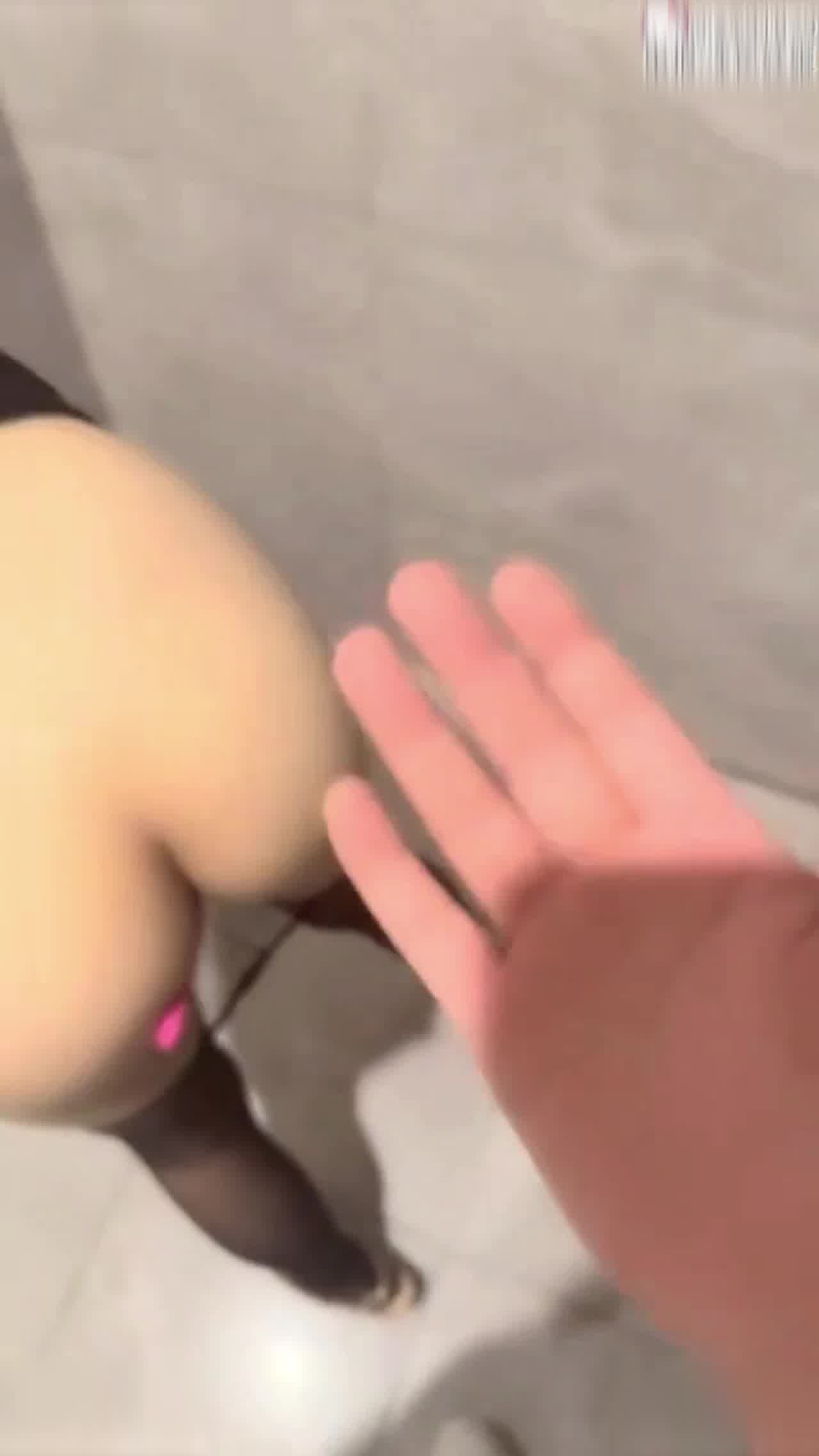  把KTV包房公主带到厕所干了，口交效果极佳 的剧照9