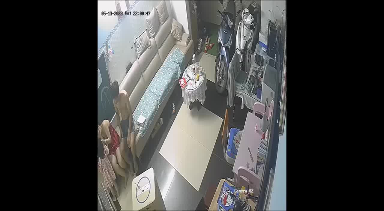  监控破解-在小女儿面前做爱，性欲那么大幺，真是不称职的父母 的剧照4