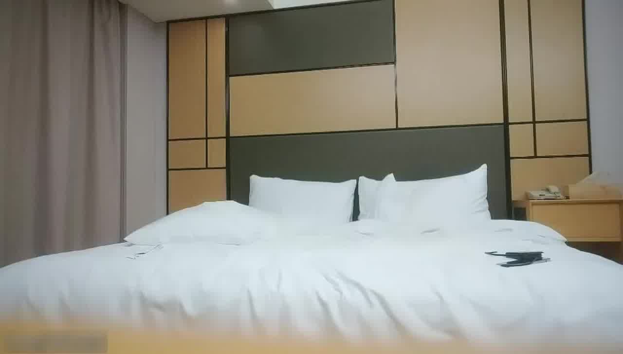  168CM【美腿极品妹】前戏很足掰穴舔逼，爆插肥臀偷偷拔套‘老公受不了了，你好猛’高潮呐喊干到抽搐 的剧照10