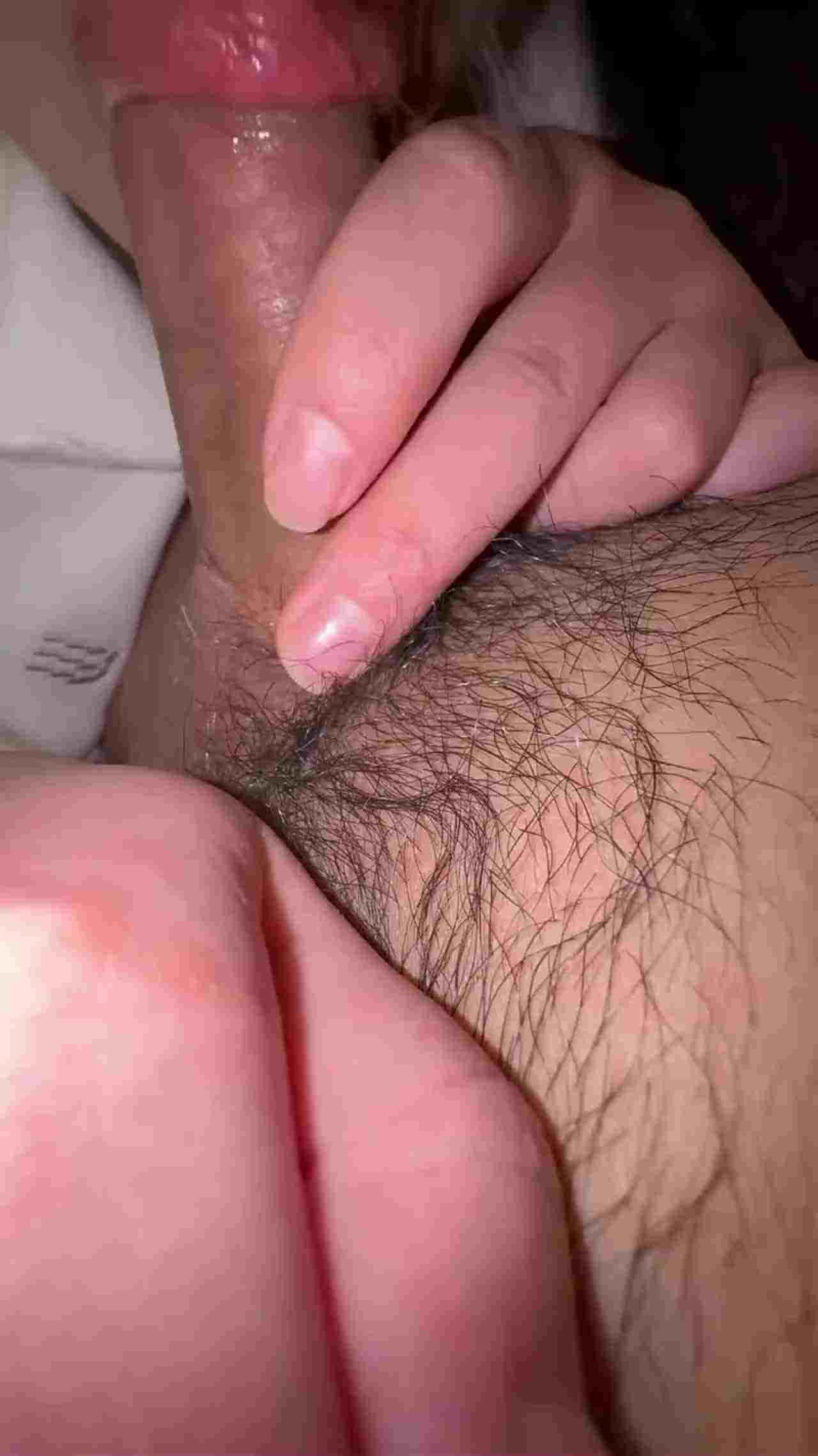  【别射里面啊！没事兄弟你直接射别管她】我靠兄弟你鸡巴这么大啊，直接往我老婆逼里射！这男的顶级绿帽奴 的剧照1