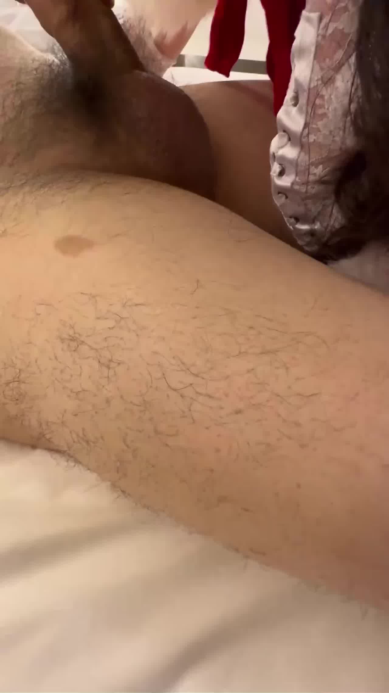  【别射里面啊！没事兄弟你直接射别管她】我靠兄弟你鸡巴这么大啊，直接往我老婆逼里射！这男的顶级绿帽奴 的剧照3