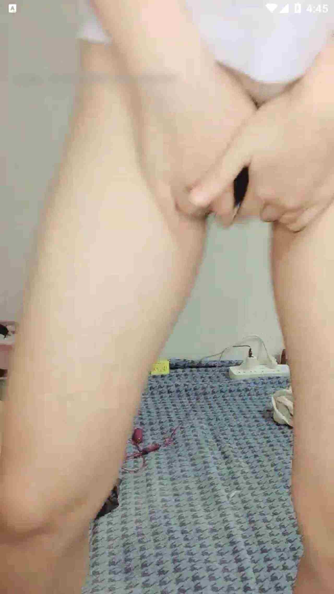  山东尤物妹妹放学还没洗澡呢给哥哥们看一下粉逼 的剧照2