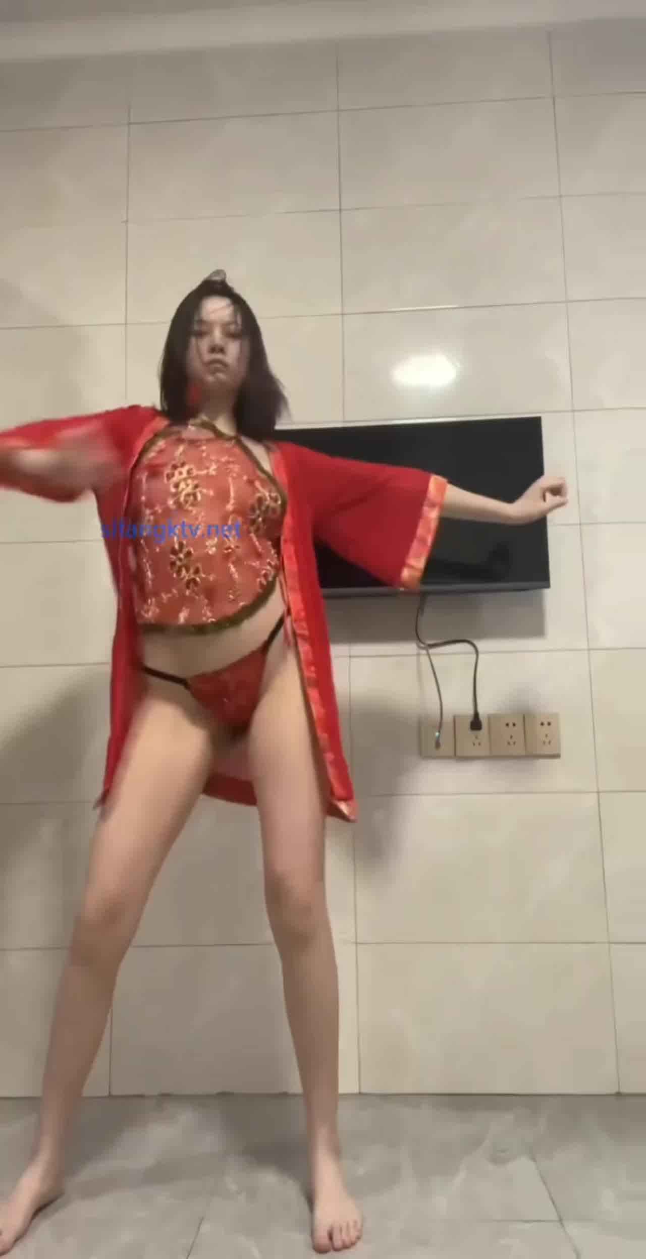  学生妹这么好的身材自己在家自拍裸舞合集 的剧照1