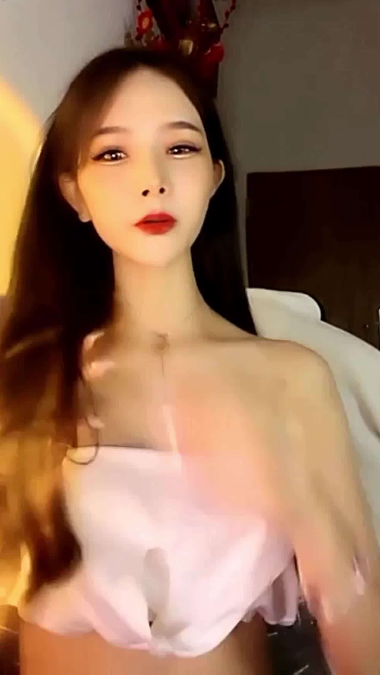  性感尤物窈窕身姿笑容甜美可人 的剧照6