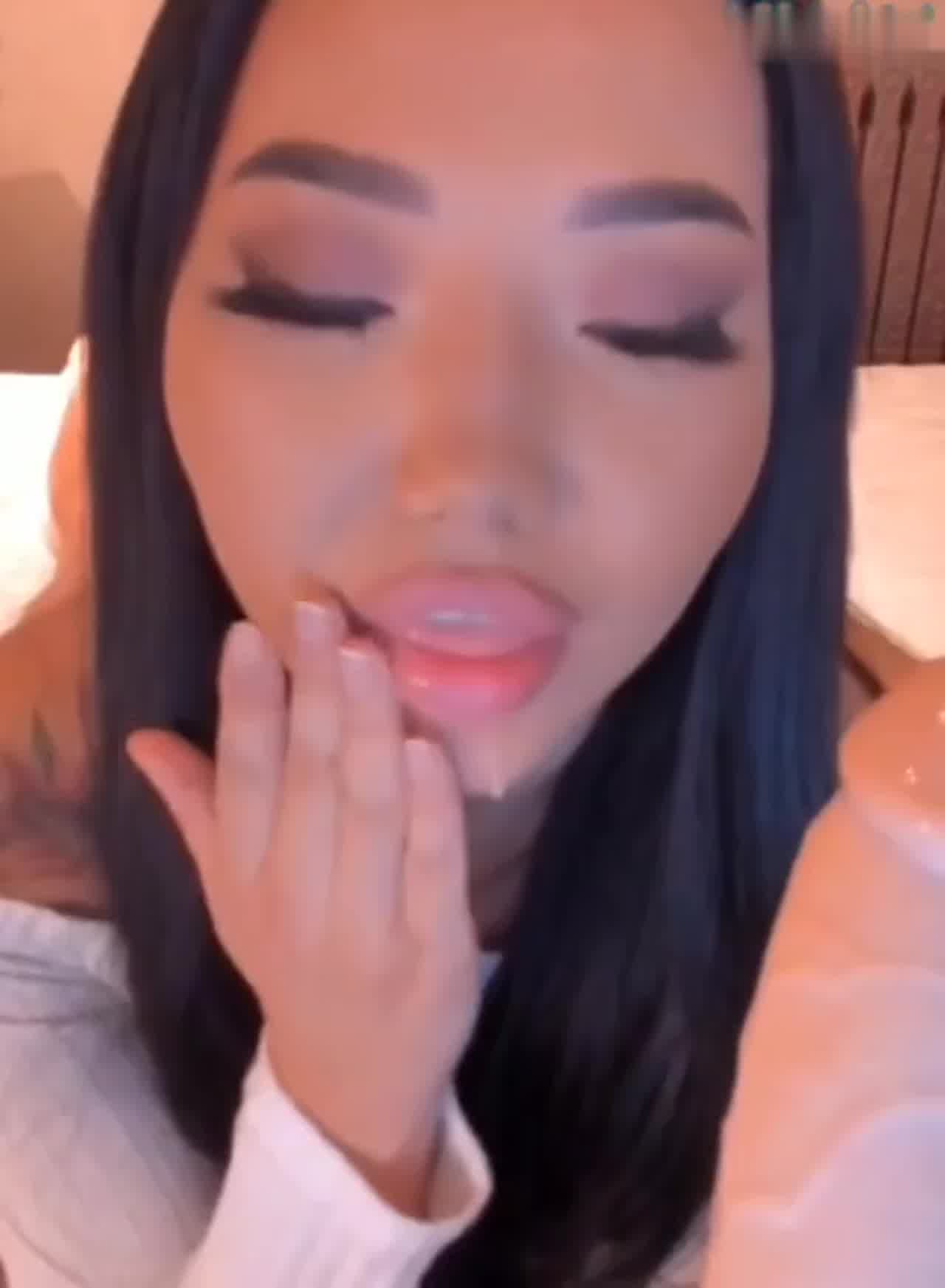  性感啦啦队正妹把假机八想象成篮球队队员的肉棒 的剧照7