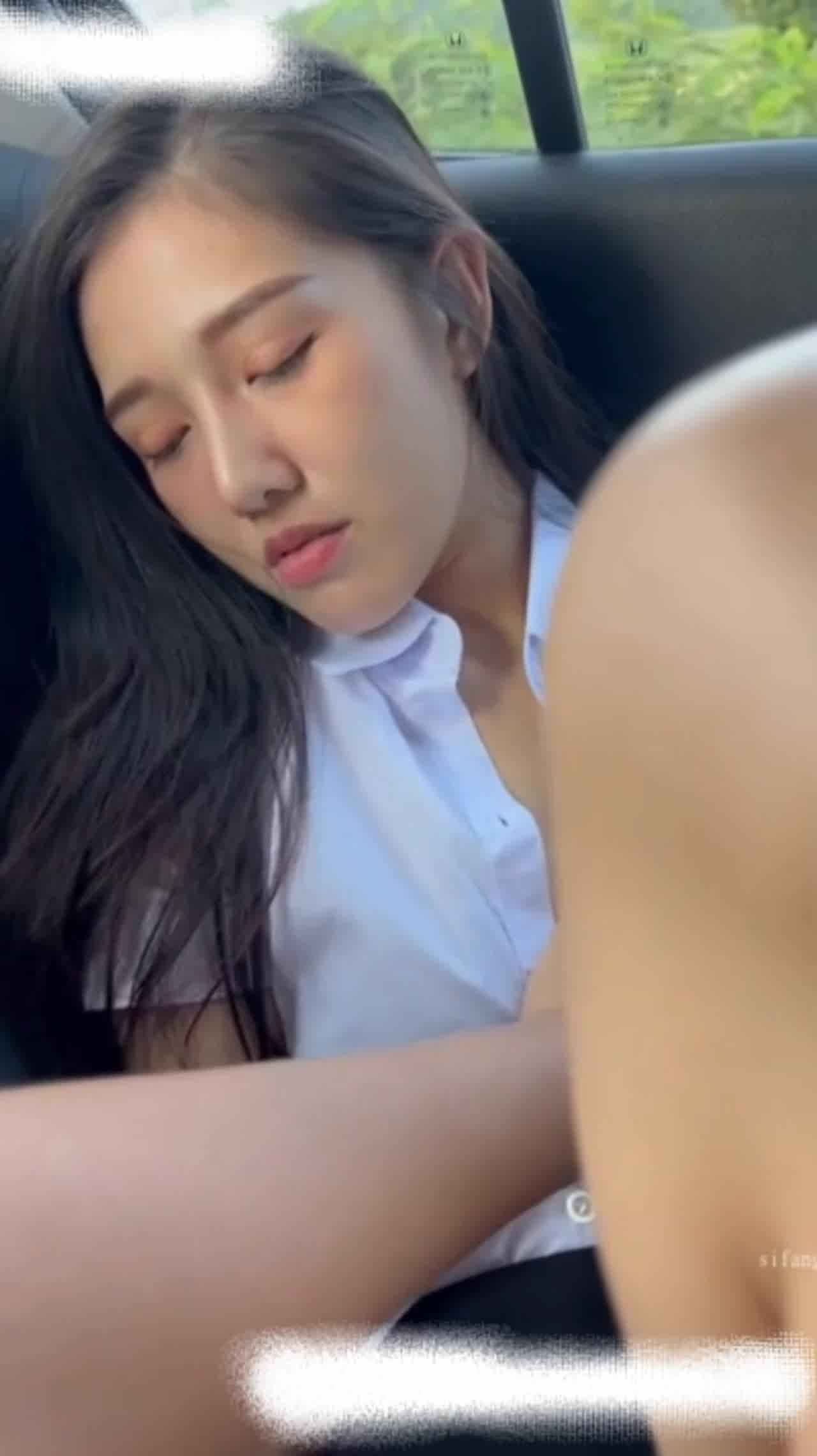  国外小秘书被老总开车带到郊外抠逼 的剧照9