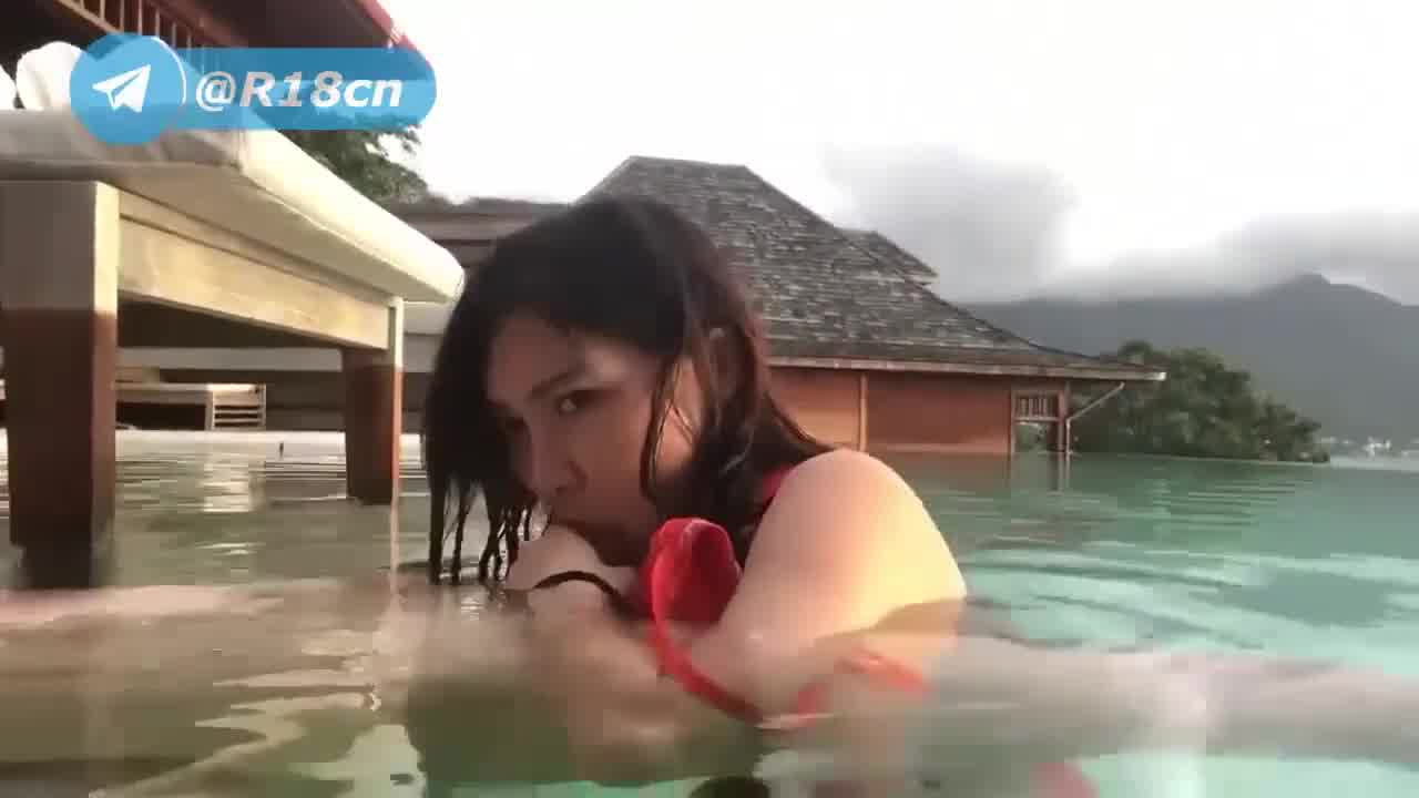  情侣露天游泳池口交水中做爱 的剧照8