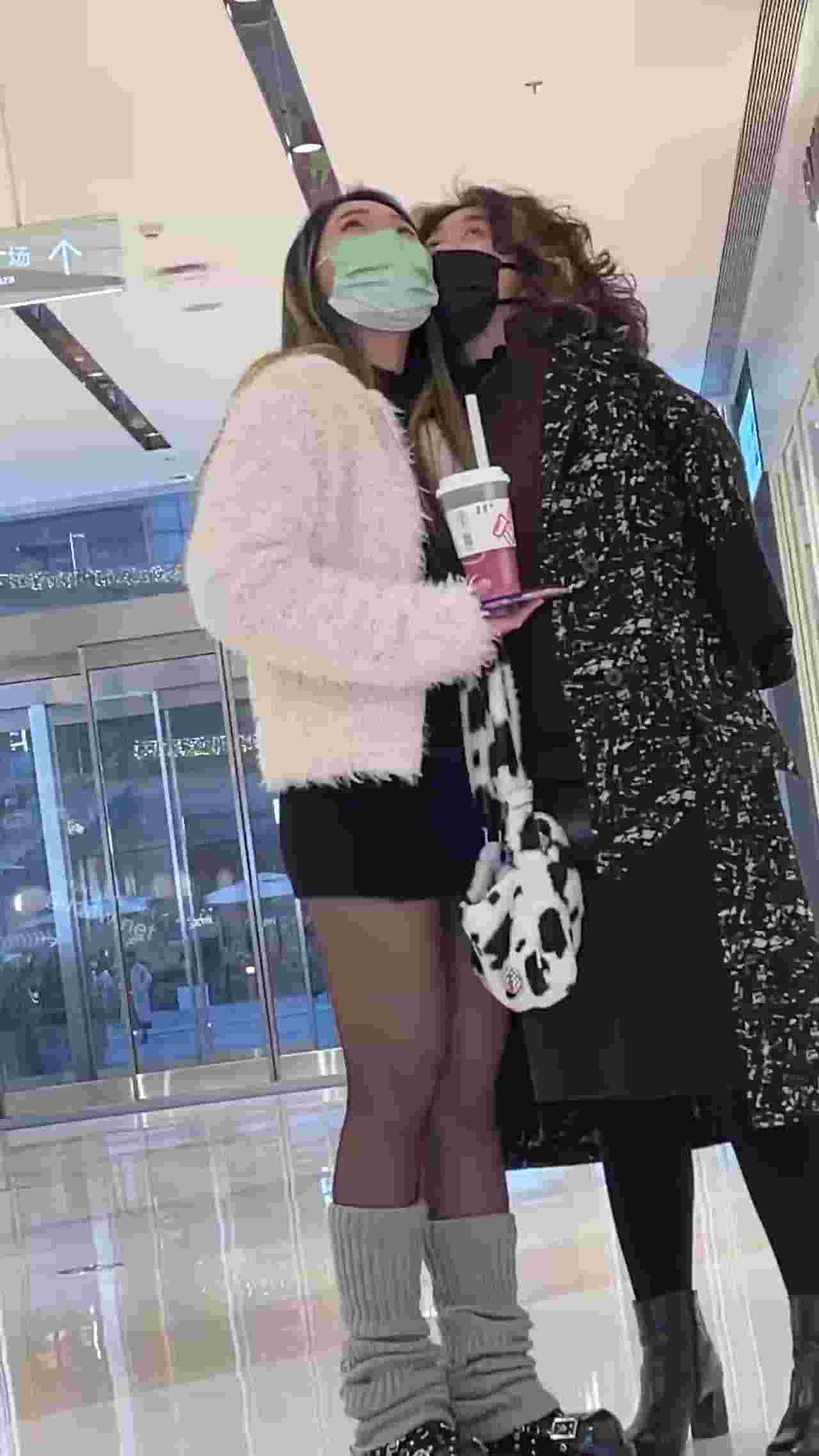  偷拍y2k少女逛街裙底走光 的剧照8