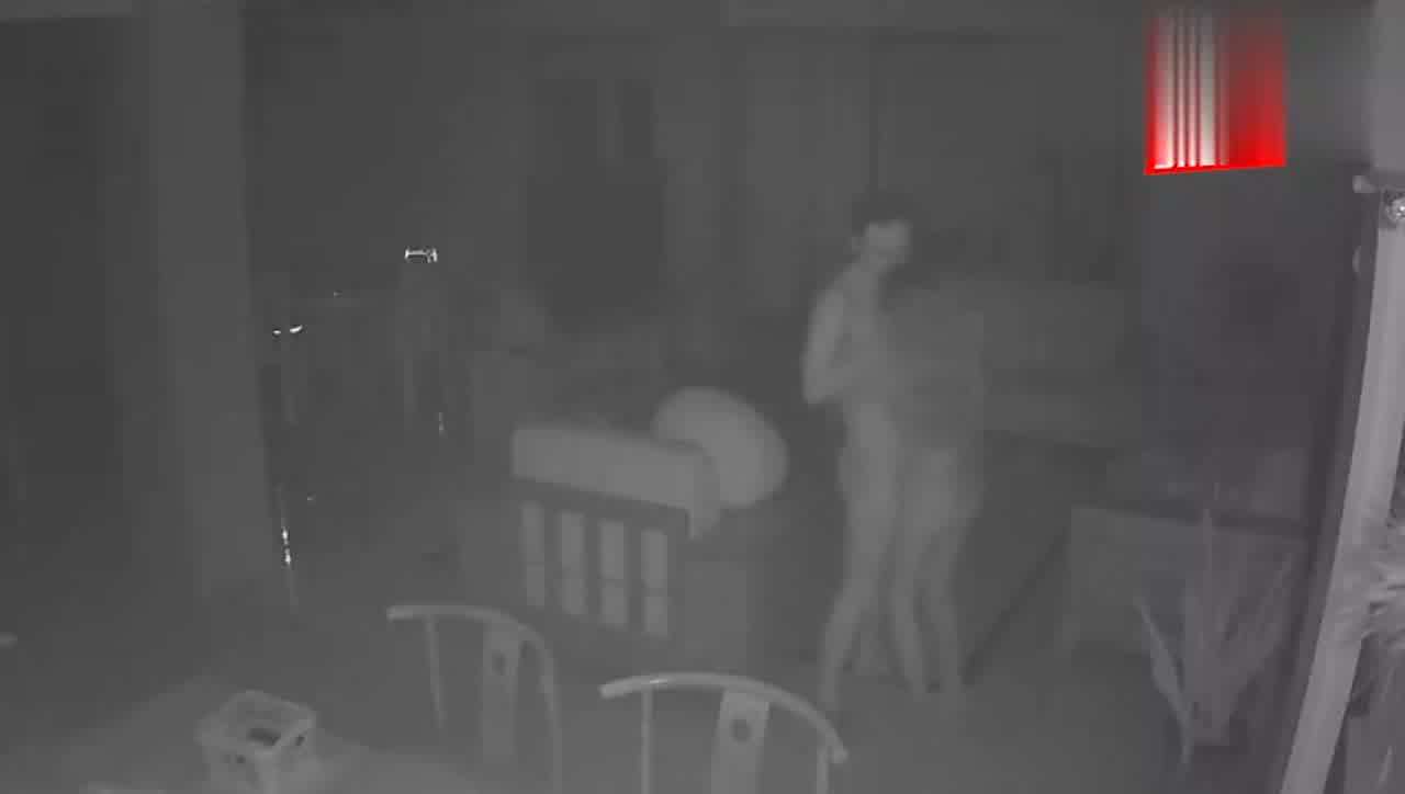  乌鲁木齐少妇和隔壁老王偷,情不料家里居然偷偷装了摄像头惨遭曝光！！！ 的剧照1