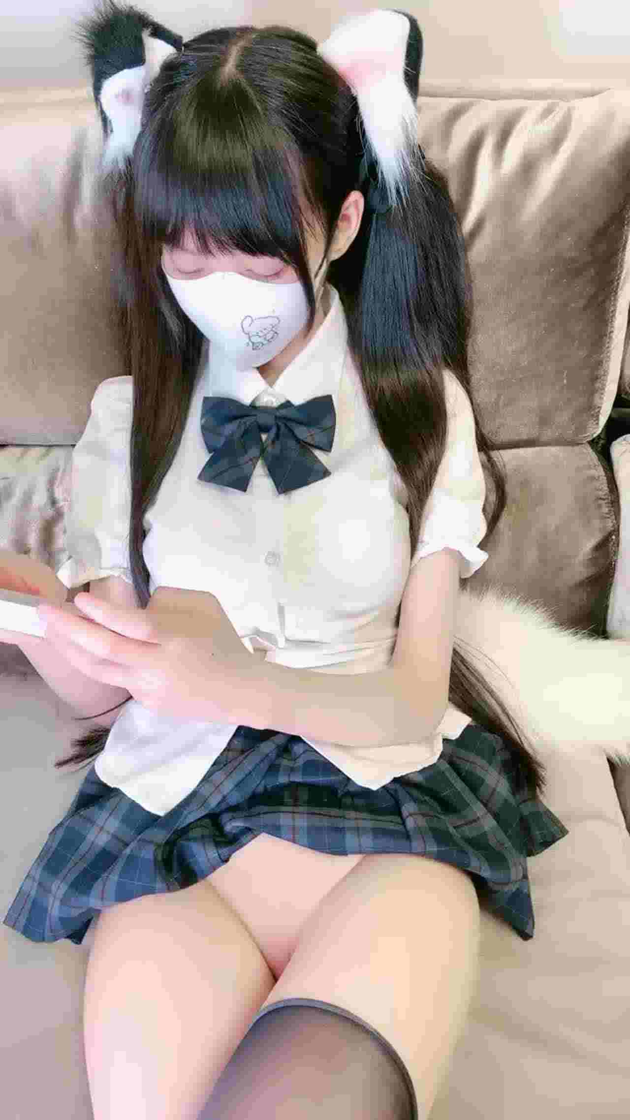  【我要撸一万年】超清纯的萝莉，一脸嫌弃的表情太爽了，你永远不知道自己的队友在干啥，边直播边打游戏 的剧照10