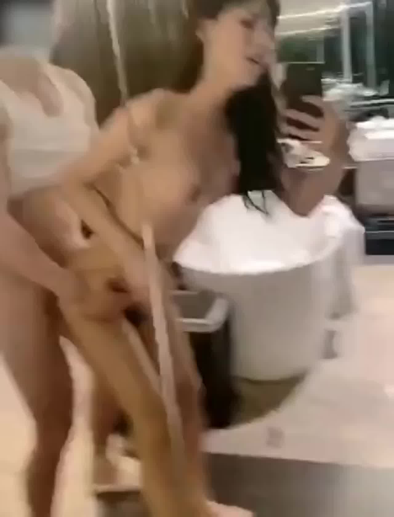  镜子前小姐姐被日惨了 的剧照8