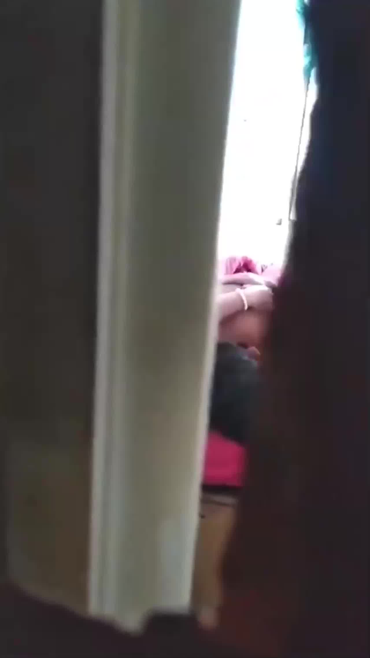  发现媳妇出轨了 媳妇还不知道 我受不了了 给我推一会儿_躲在衣柜里拍下媳妇与人出轨的视频 的剧照6