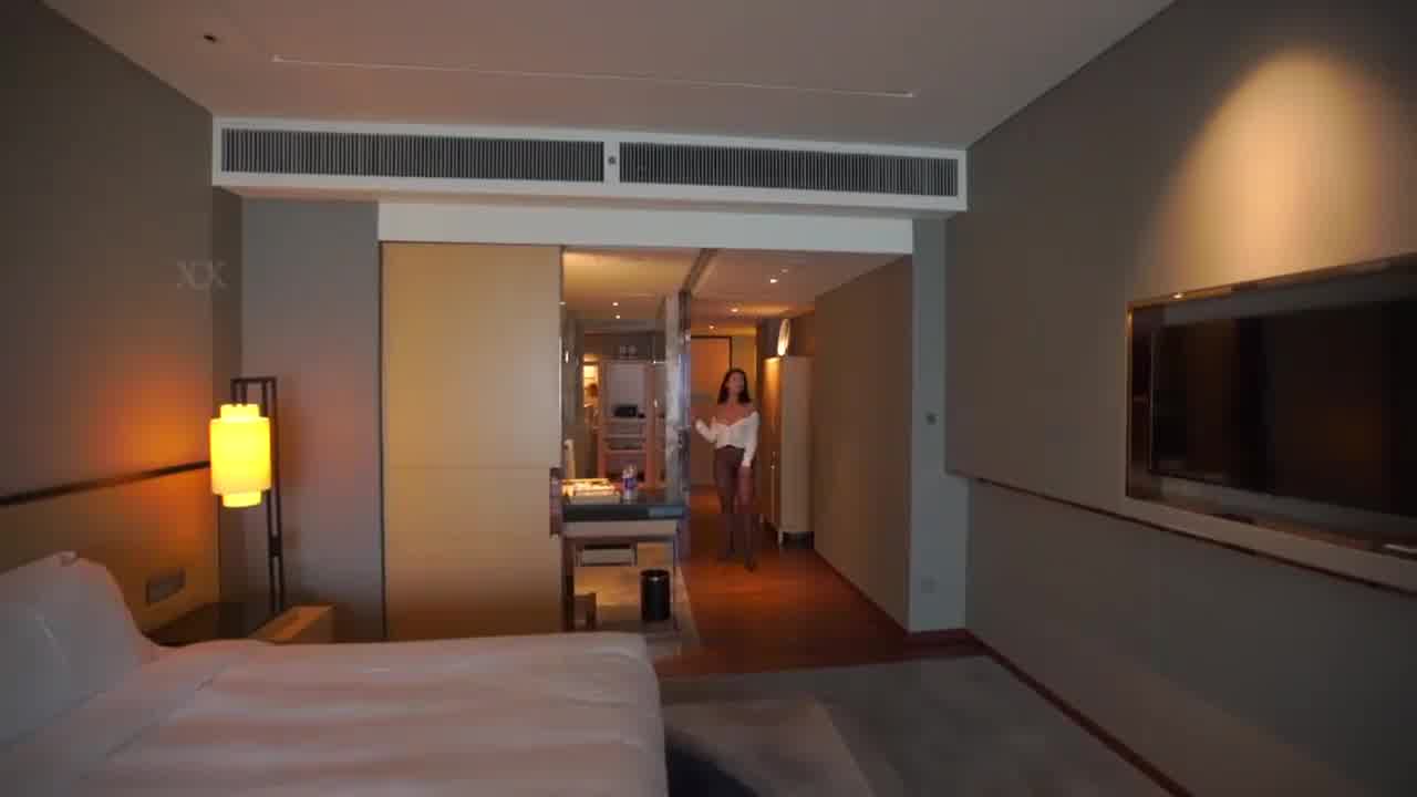  大尺度非常淫骚的精品白领女高管给她逼逼白浆狂流 的剧照7