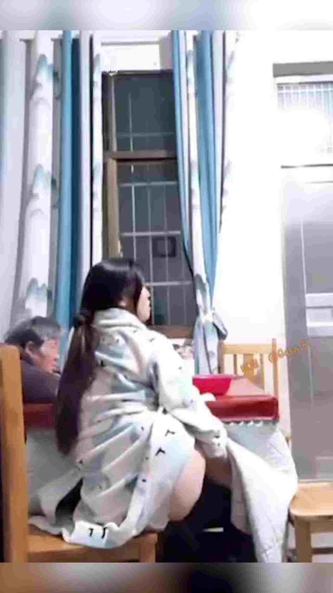  陪老妈看电视嗑瓜子 还摇起屁股用自慰器插逼 拔出来再插进去 贱母狗一条 的剧照10