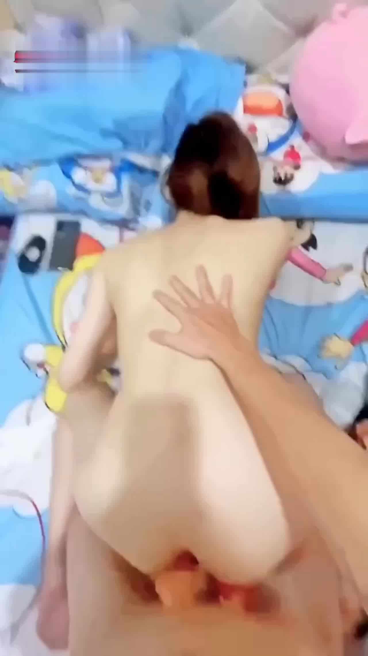  大一女友被操到求饶 的剧照7