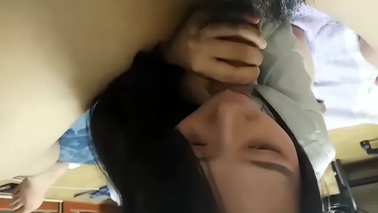  厂妹女友，越发母狗，网红脸蛋床上叉骚叉浪深喉吞精 的剧照1