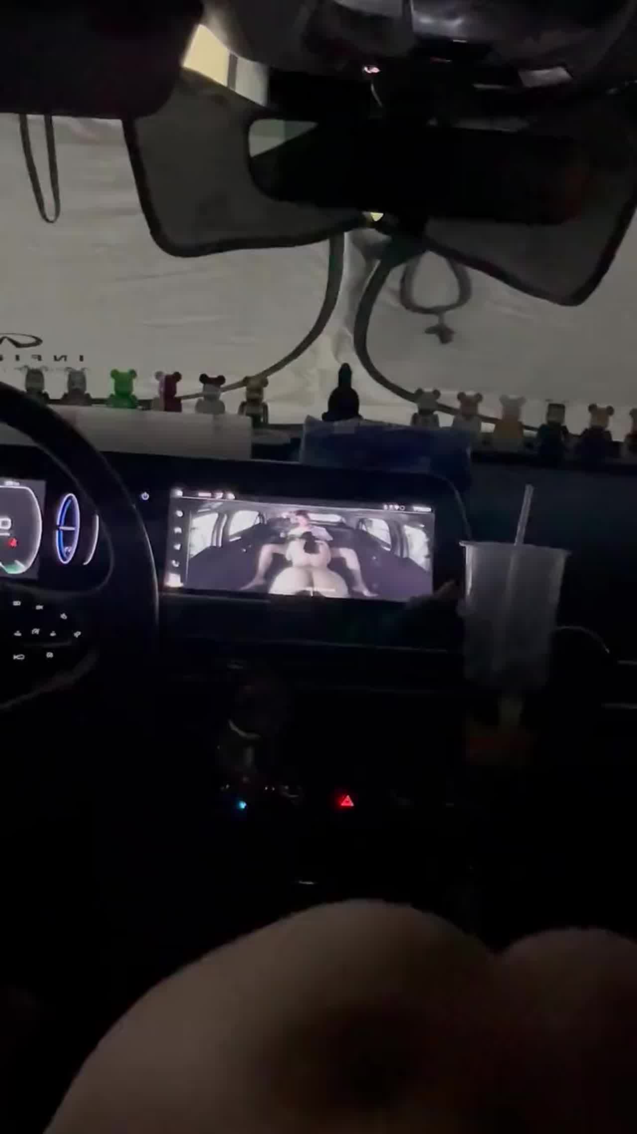  好个车震口活！等不到饭店就开始操了都 的剧照8