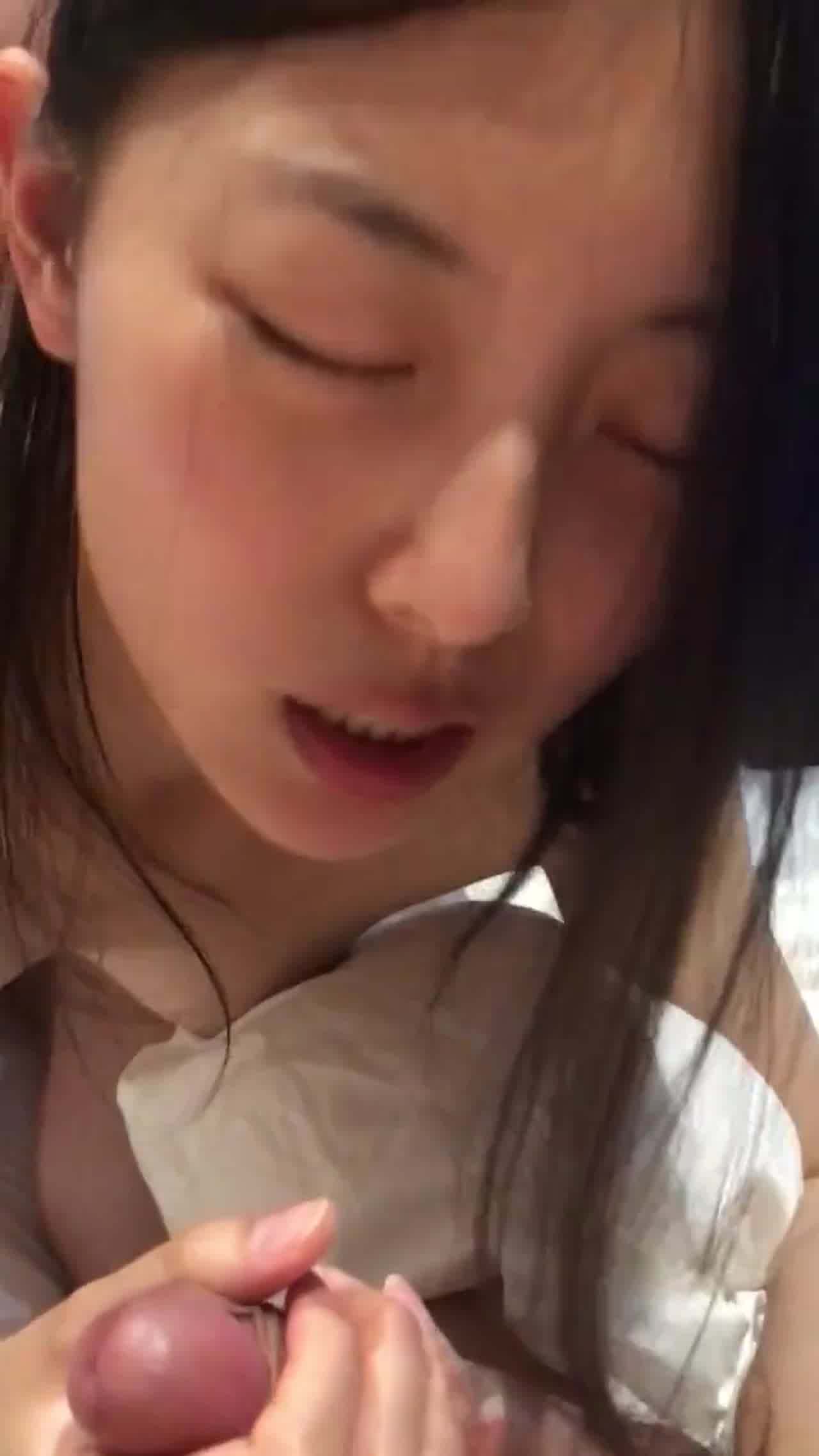  清纯女友被我兄弟干还帮我口交 的剧照1