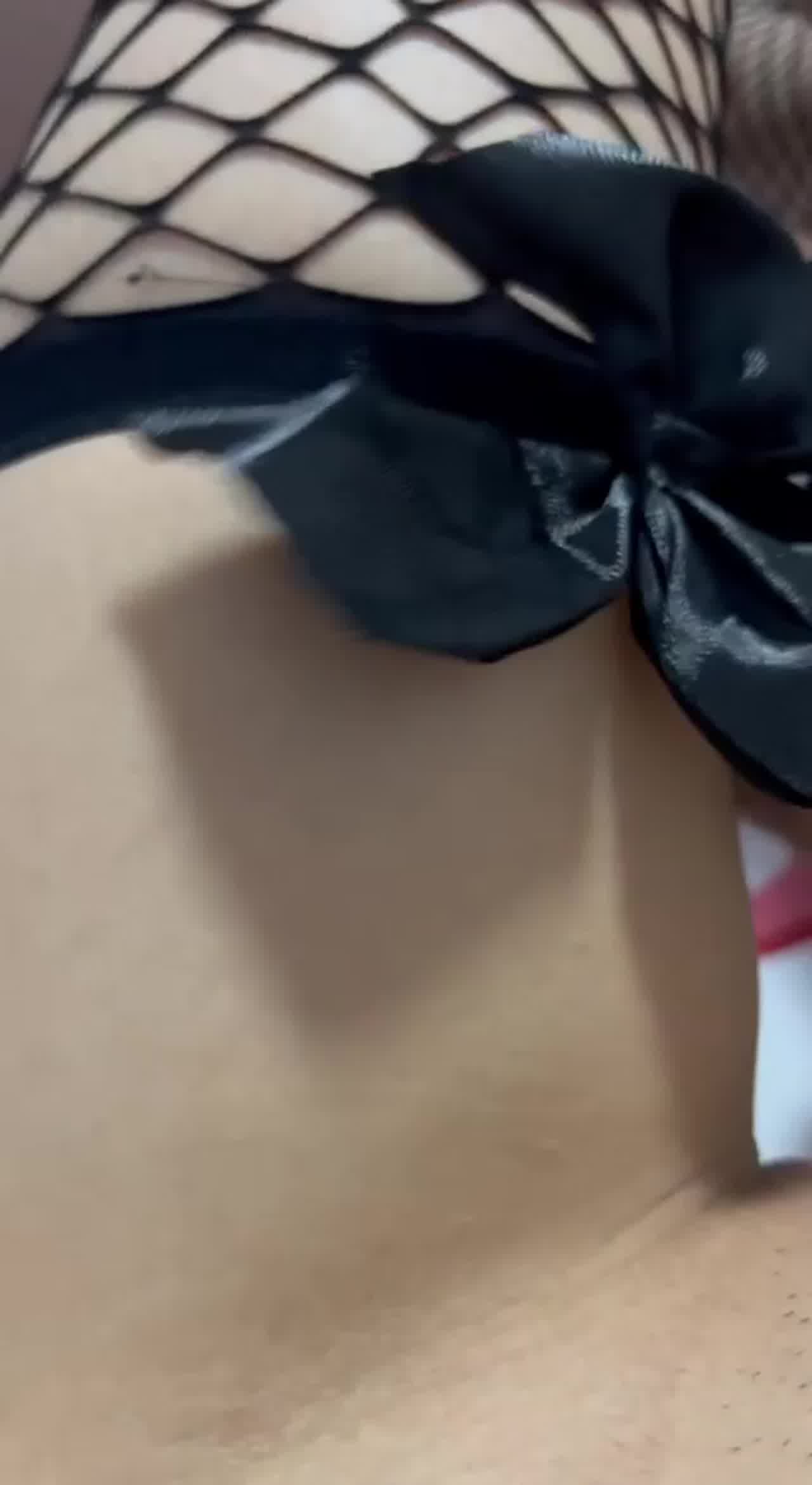  穿着渔网袜脚踩鸡巴 的剧照2