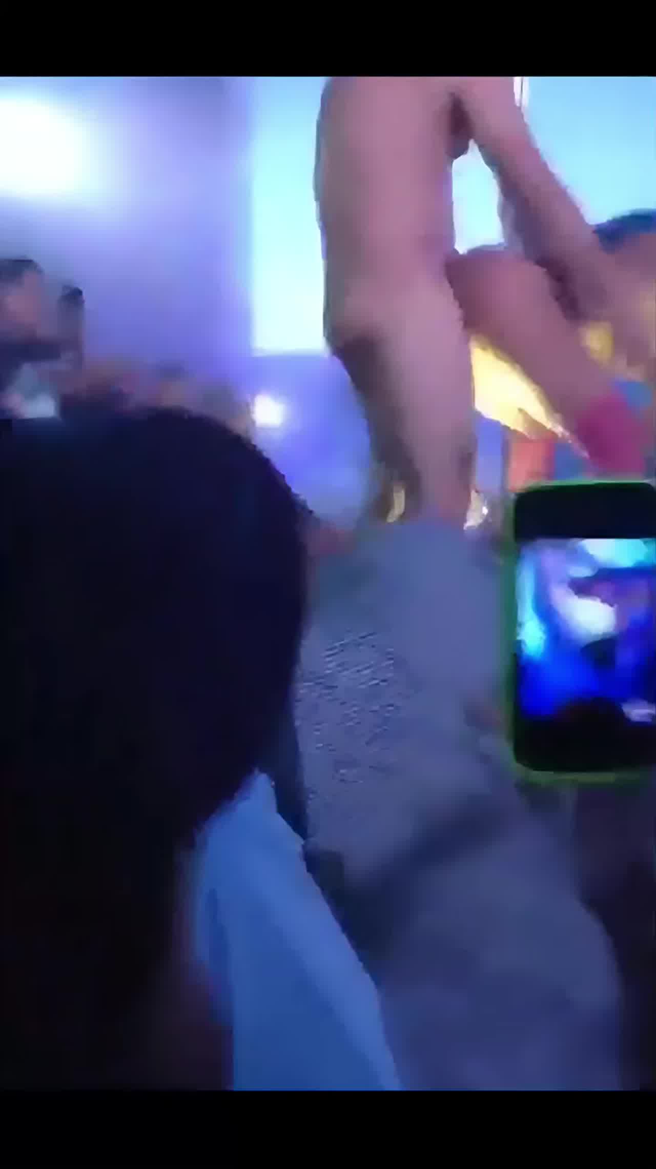  【淫乱舞池】迪吧夜店舞台中央当众兽欲发泄淫艳舞娘，幸运观众现场福利揩油啪啪15部精选！ 的剧照2