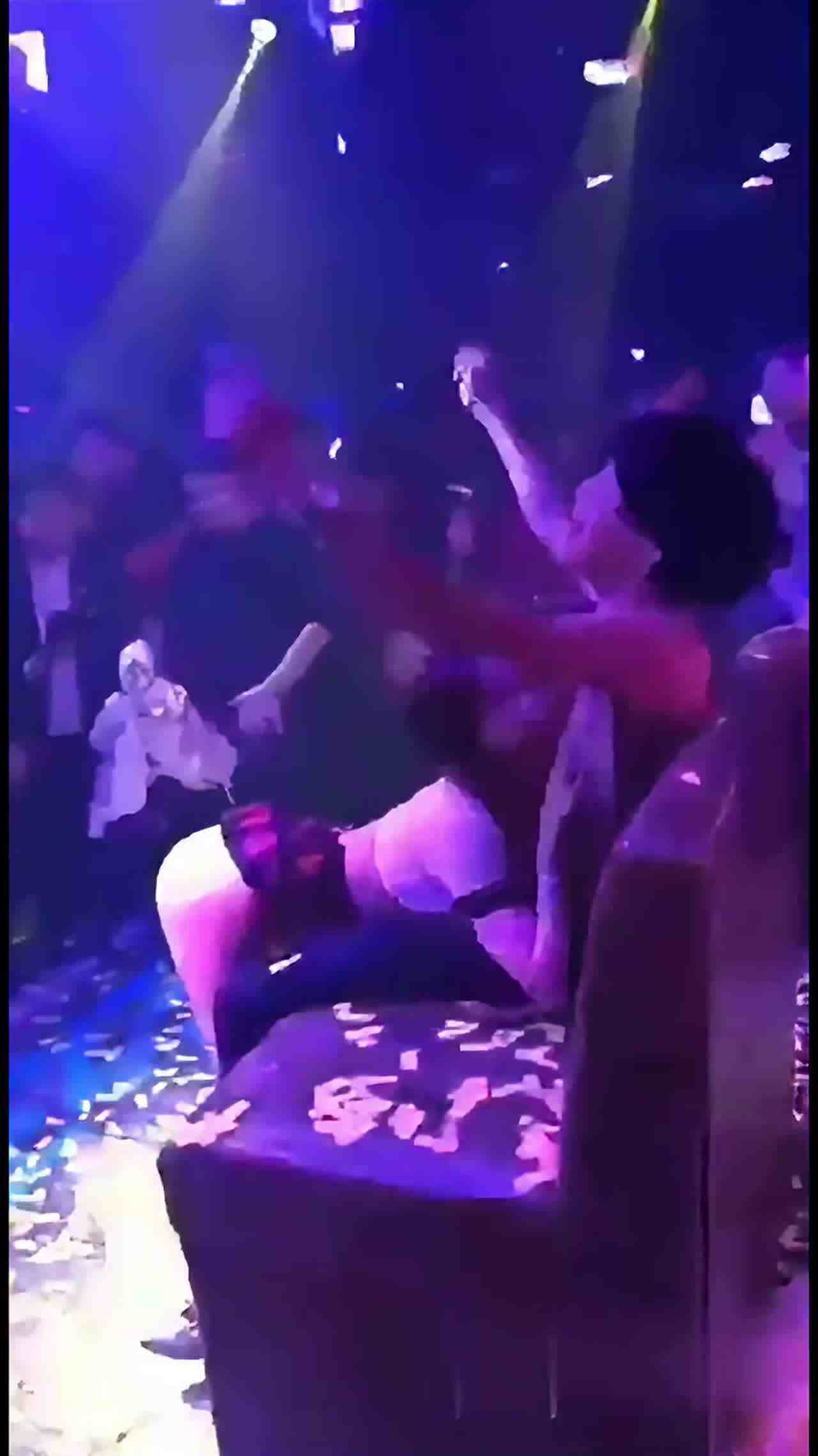  【淫乱舞池】迪吧夜店舞台中央当众兽欲发泄淫艳舞娘，幸运观众现场福利揩油啪啪15部精选！ 的剧照9