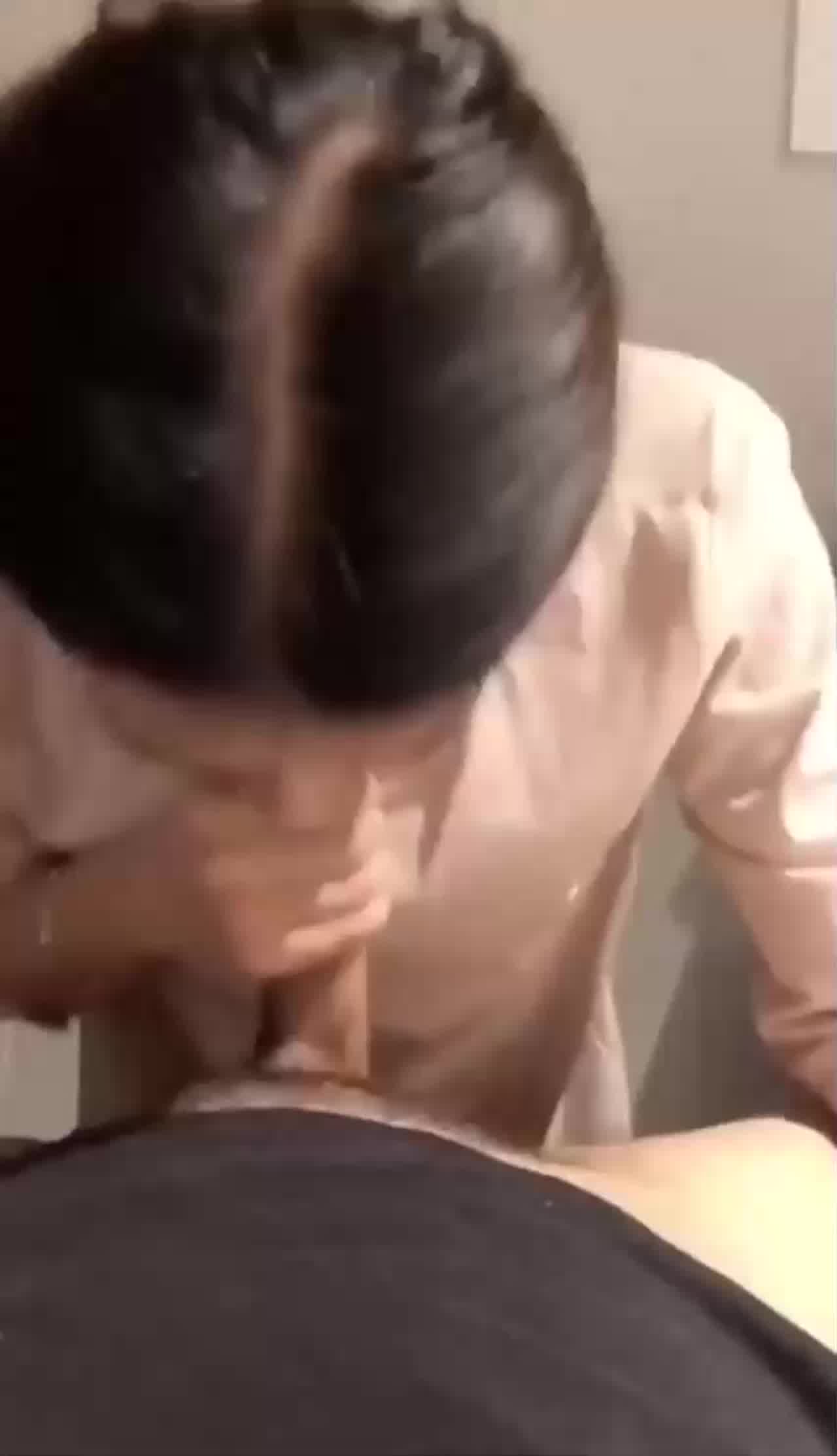  老婆闺蜜半夜睡不着觉，过来帮我打飞机 爽！ 的剧照7