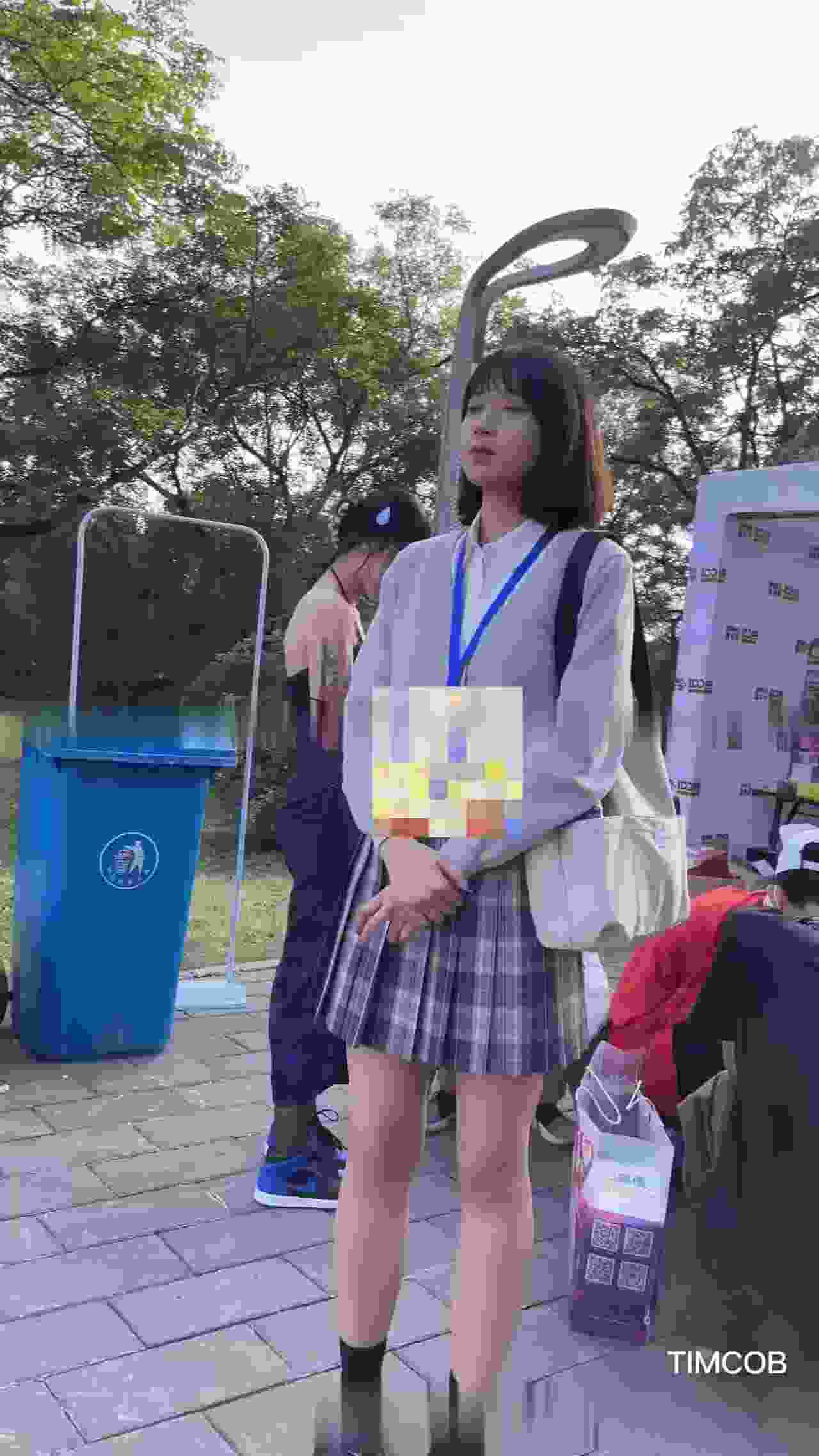  偷拍 展览会偷拍打工女学生的裙底风光 的剧照3