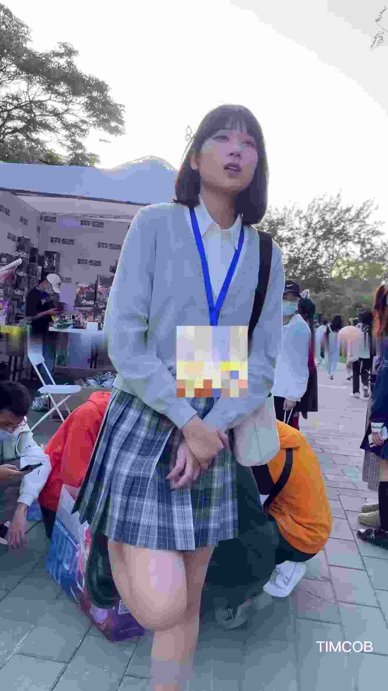  偷拍 展览会偷拍打工女学生的裙底风光 的剧照7