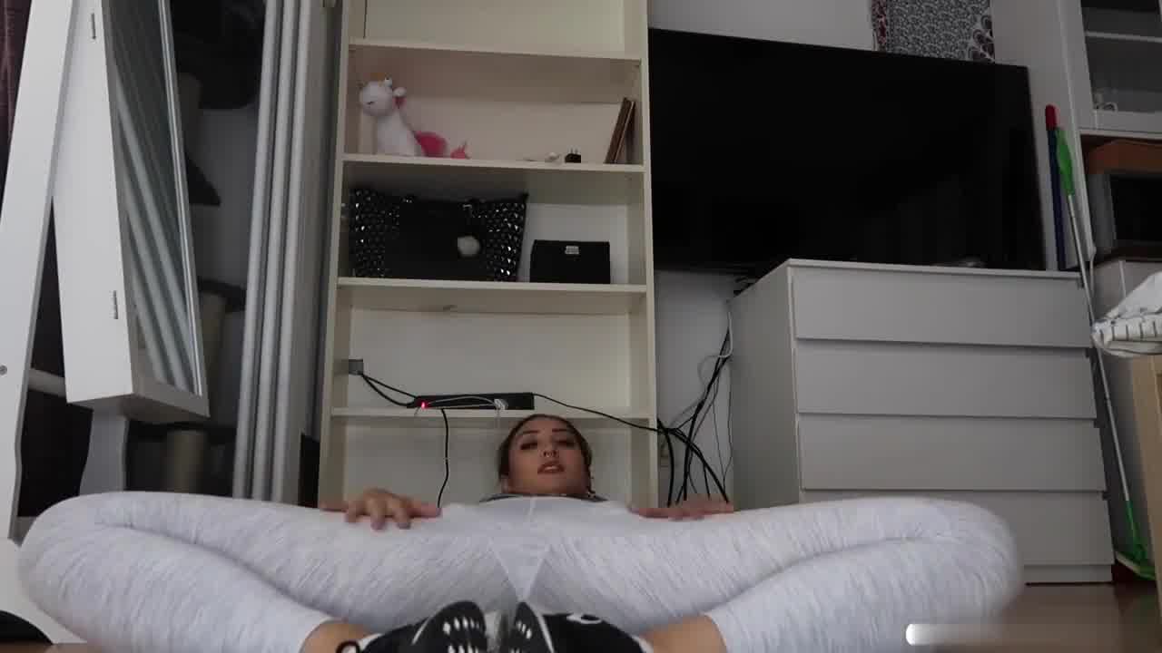  顶级身材的运动风混血美少女单人自慰 直播性爱瑜珈 的剧照3